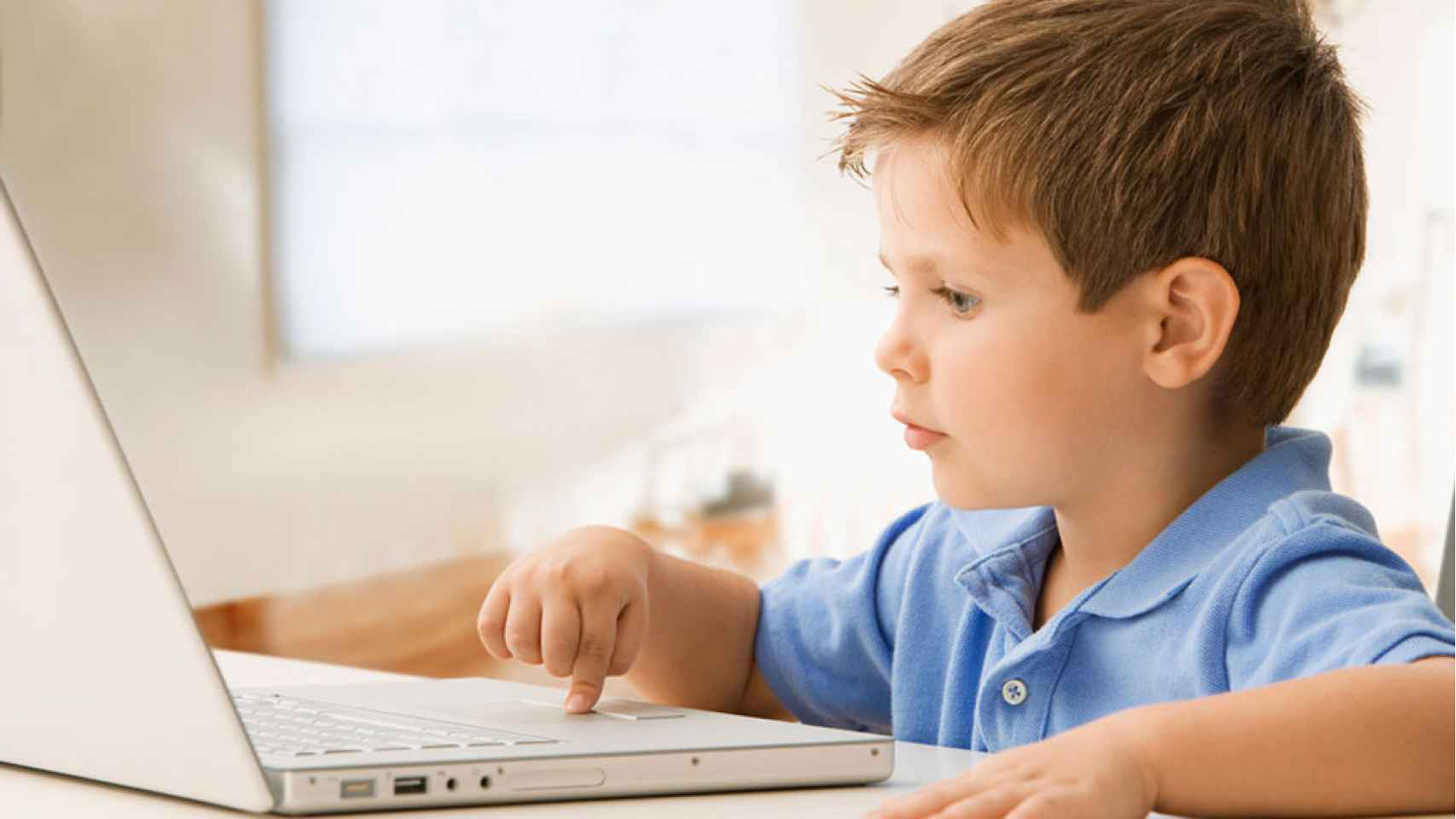 niño frente a ordenador