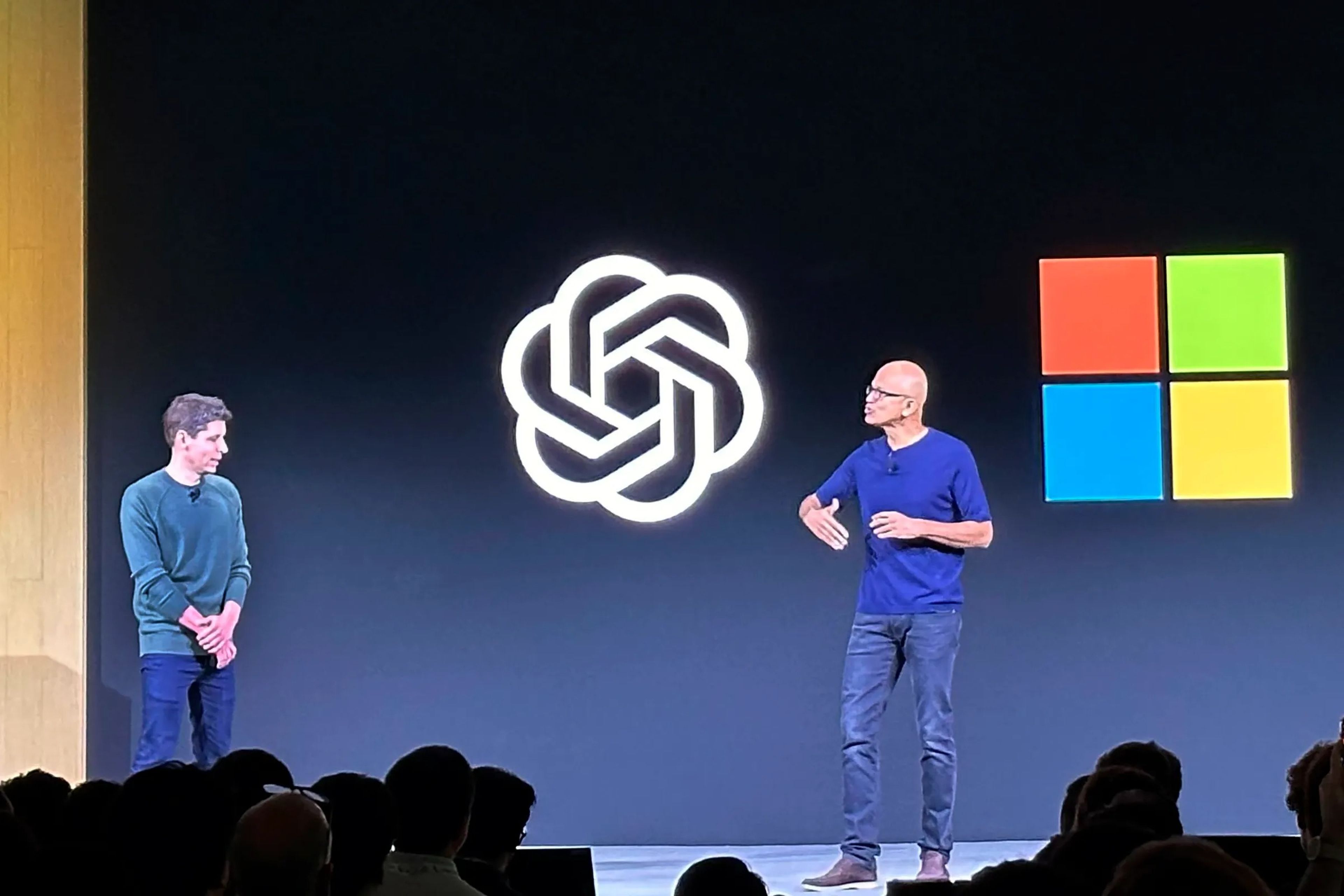 Sam Altman, antiguo CEO de OpenAI (izquierda), hablando con Satya Nadella, consejero delegado de Microsoft, sobre su colaboración en el DevDay de OpenAI.