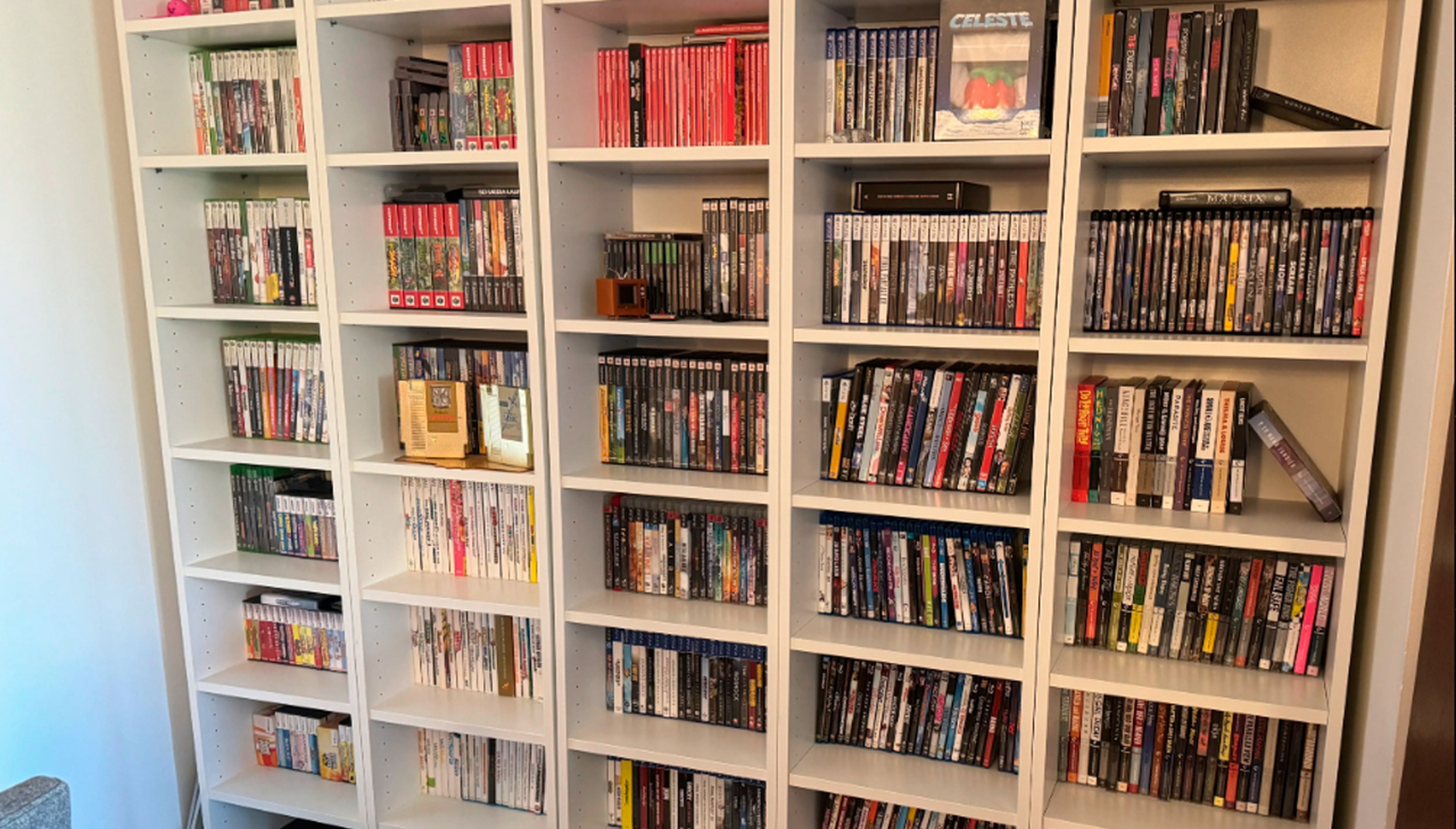Parte de la colección de soportes físicos de Ben Ratner, que incluye películas, series de televisión y videojuegos.