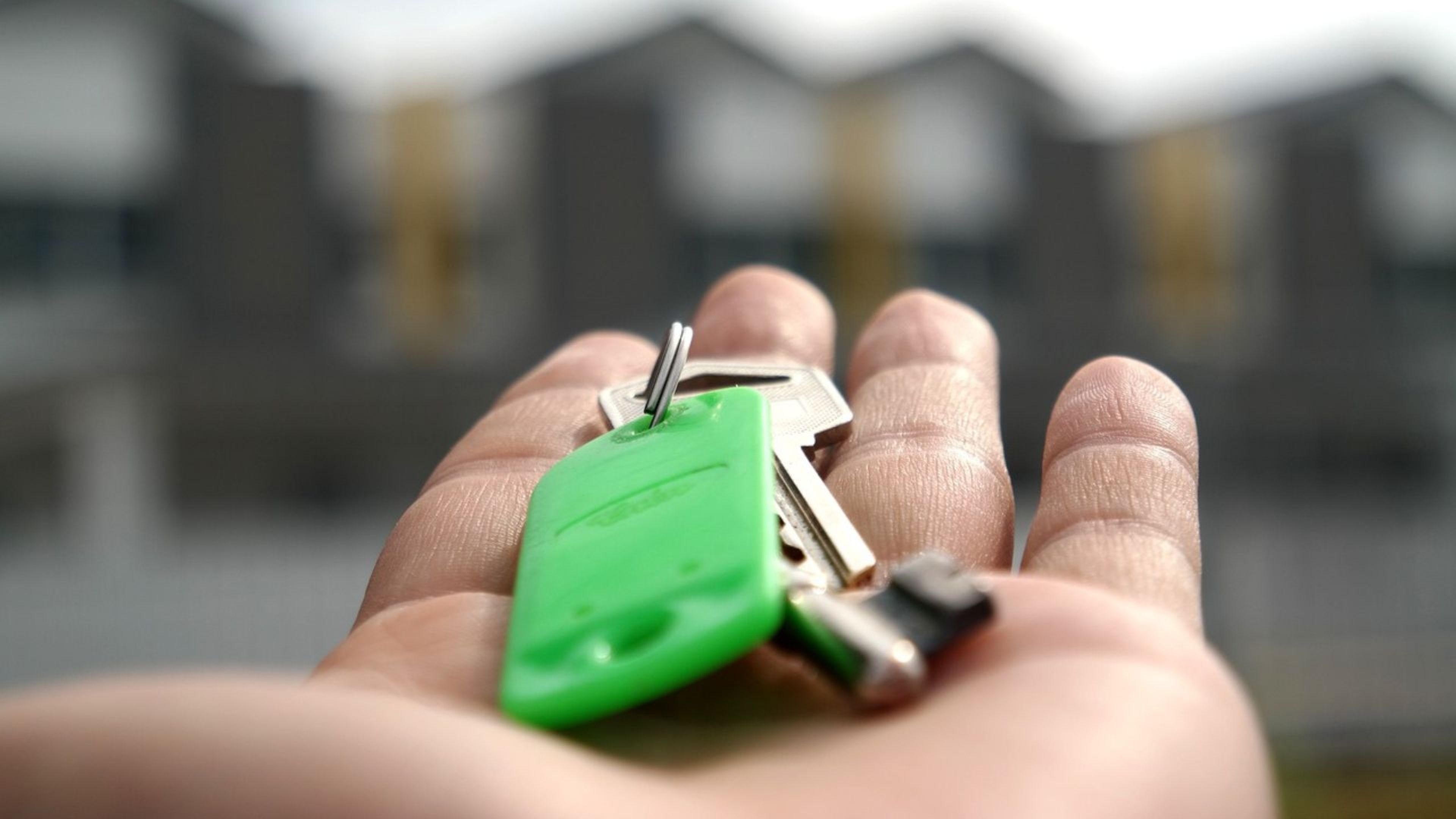 Una persona muestra las llaves de su casa.