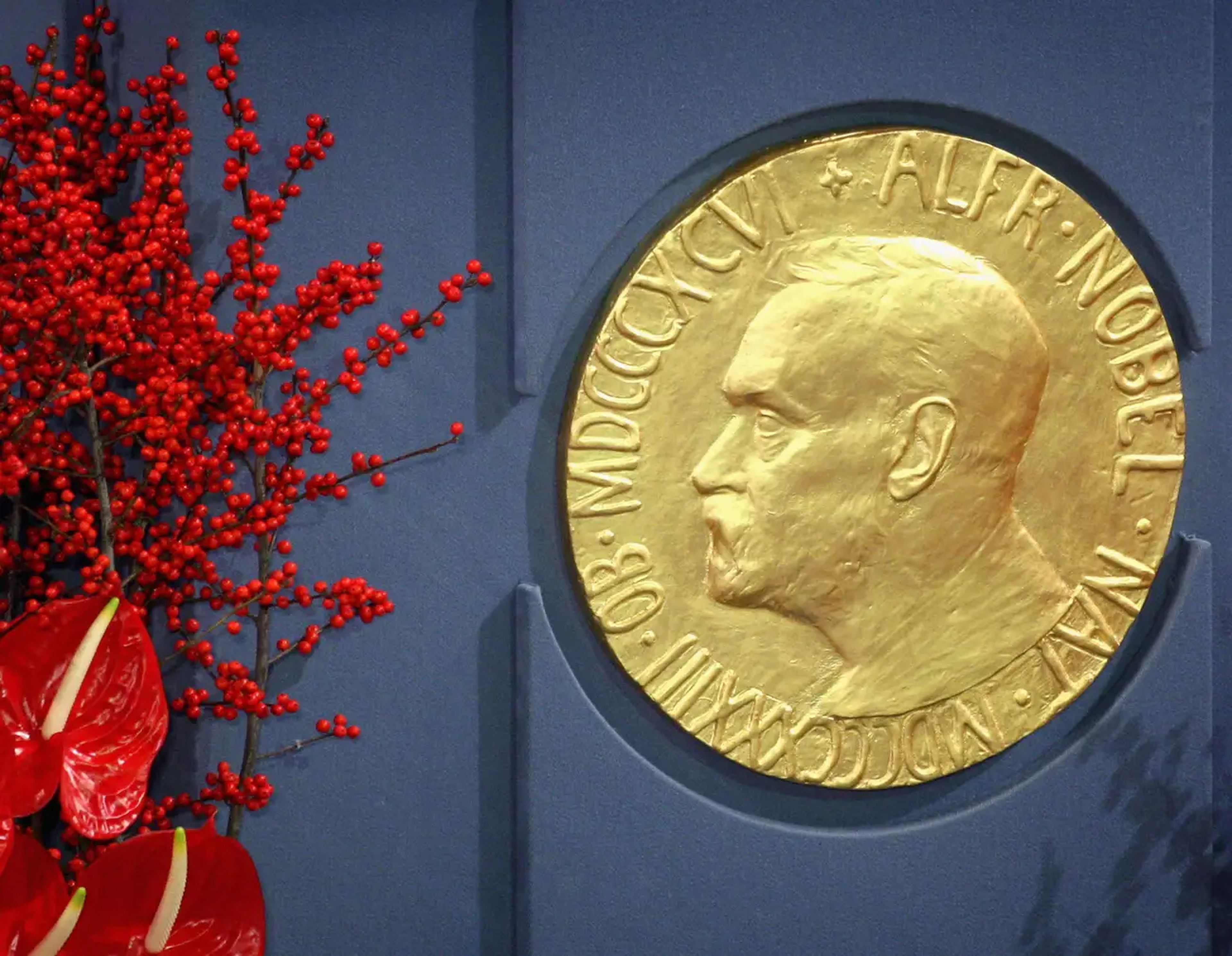 Una placa con la imagen de Alfred Nobel en la ceremonia de entrega del Premio Nobel de la Paz 2008 en el Ayuntamiento de Oslo