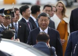 El presidente chino, Xi Jinping, llega al aeropuerto internacional de San Francisco antes de la cumbre de la APEC del 14 de noviembre de 2023.