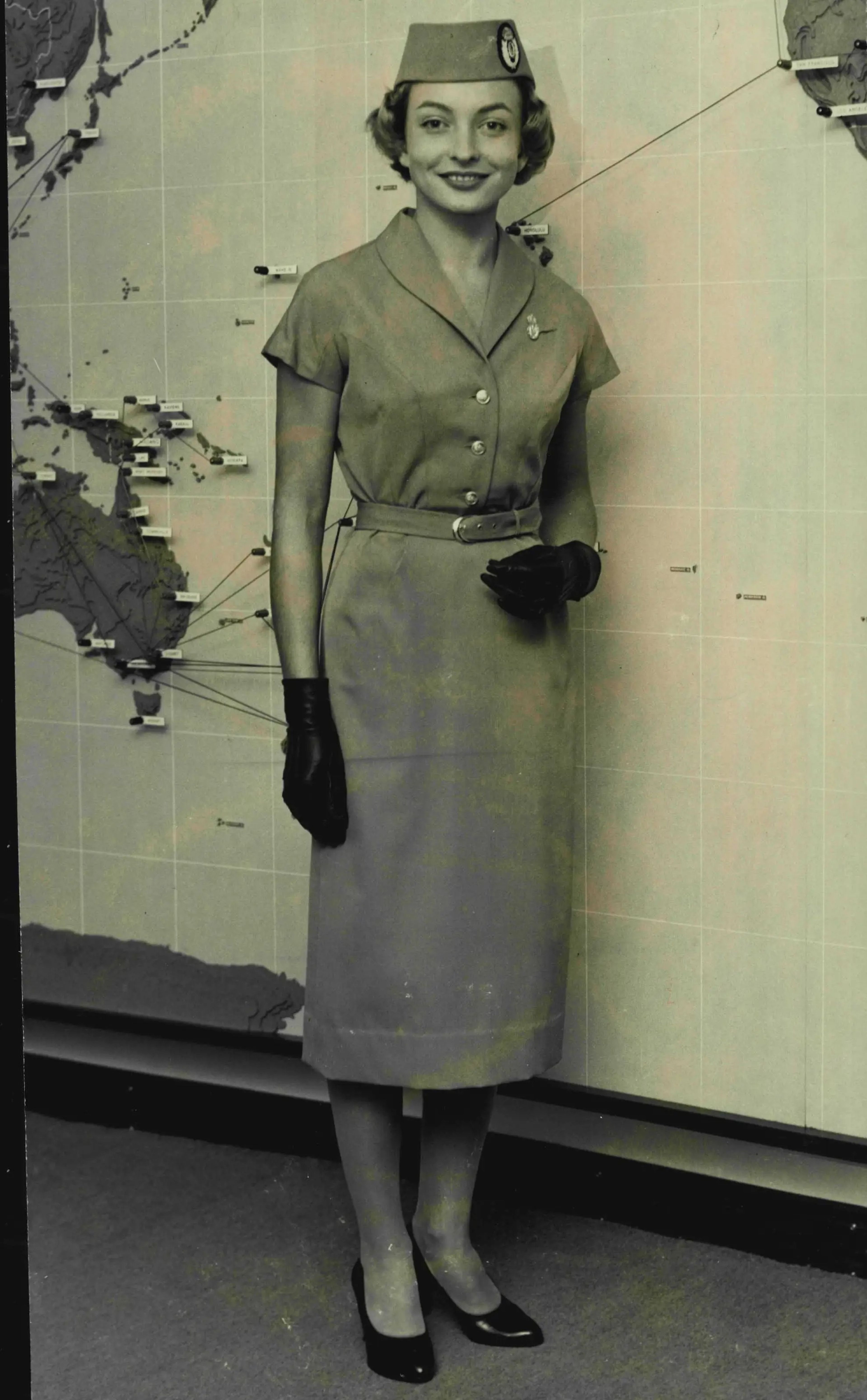 Una azafata de Qantas viste el uniforme de la aerolínea en junio de 1959.