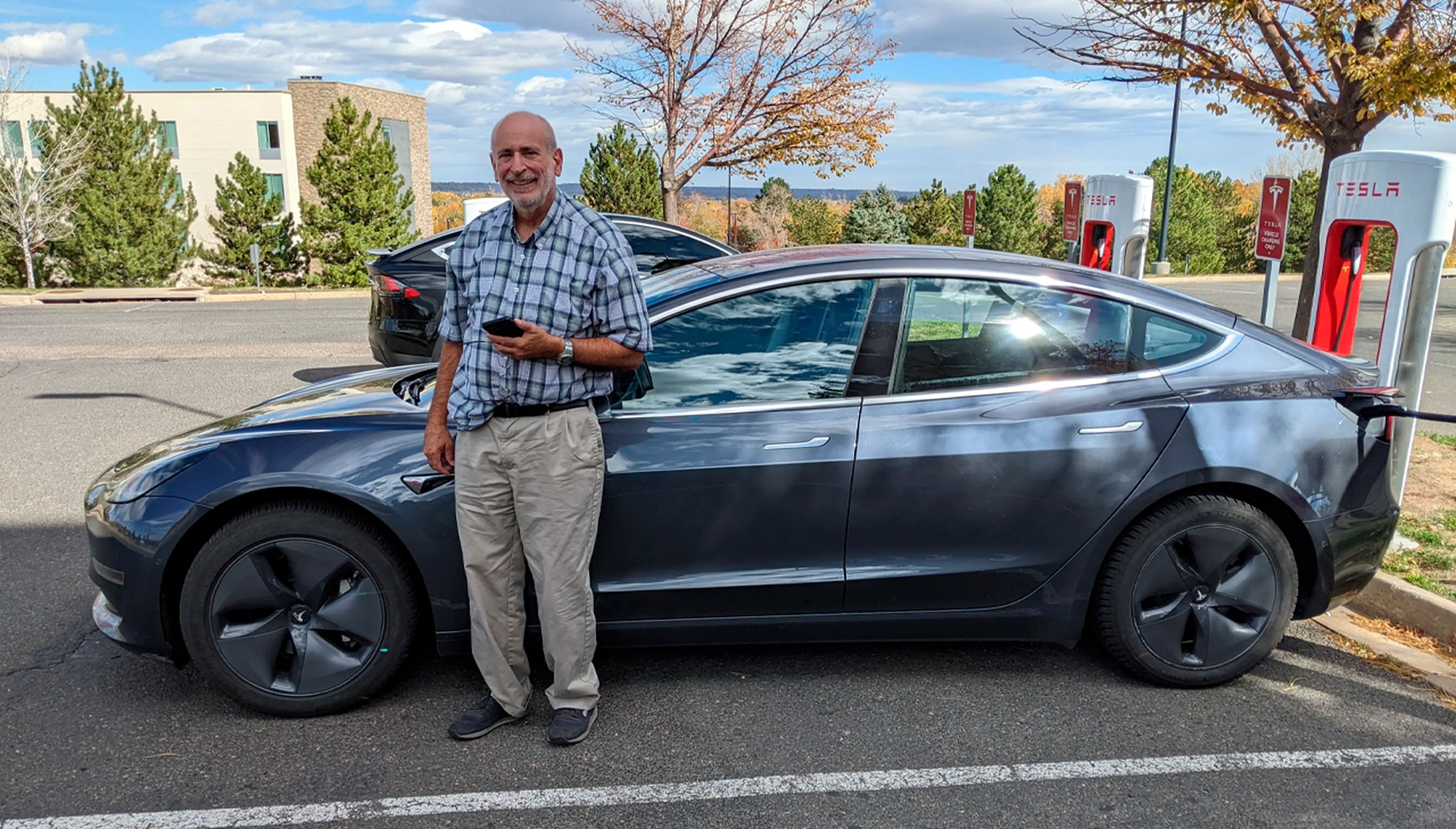 Rick Samuels, jubilado del sector informático, conduce un Tesla y un Nissan Leaf.