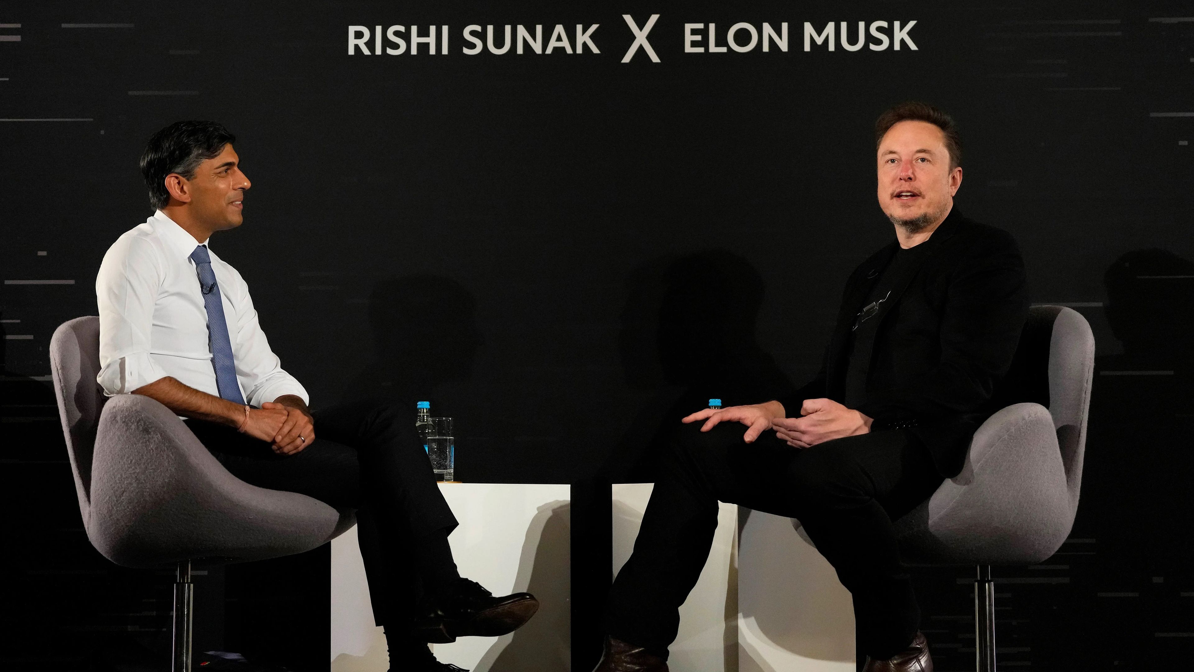 Rishi Sunak, primer ministro británico, y Elon Musk, multimillonario tecnológico, durante la Cumbre sobre Seguridad de la Inteligencia Artificial celebrada este jueves en el Reino Unido.