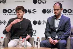 Sam Altman (izquierda) e Ilya Sutskever (derecha) pueden haber tenido diferencias sobre cómo compaginar la innovación en inteligencia artificial con la regulación.