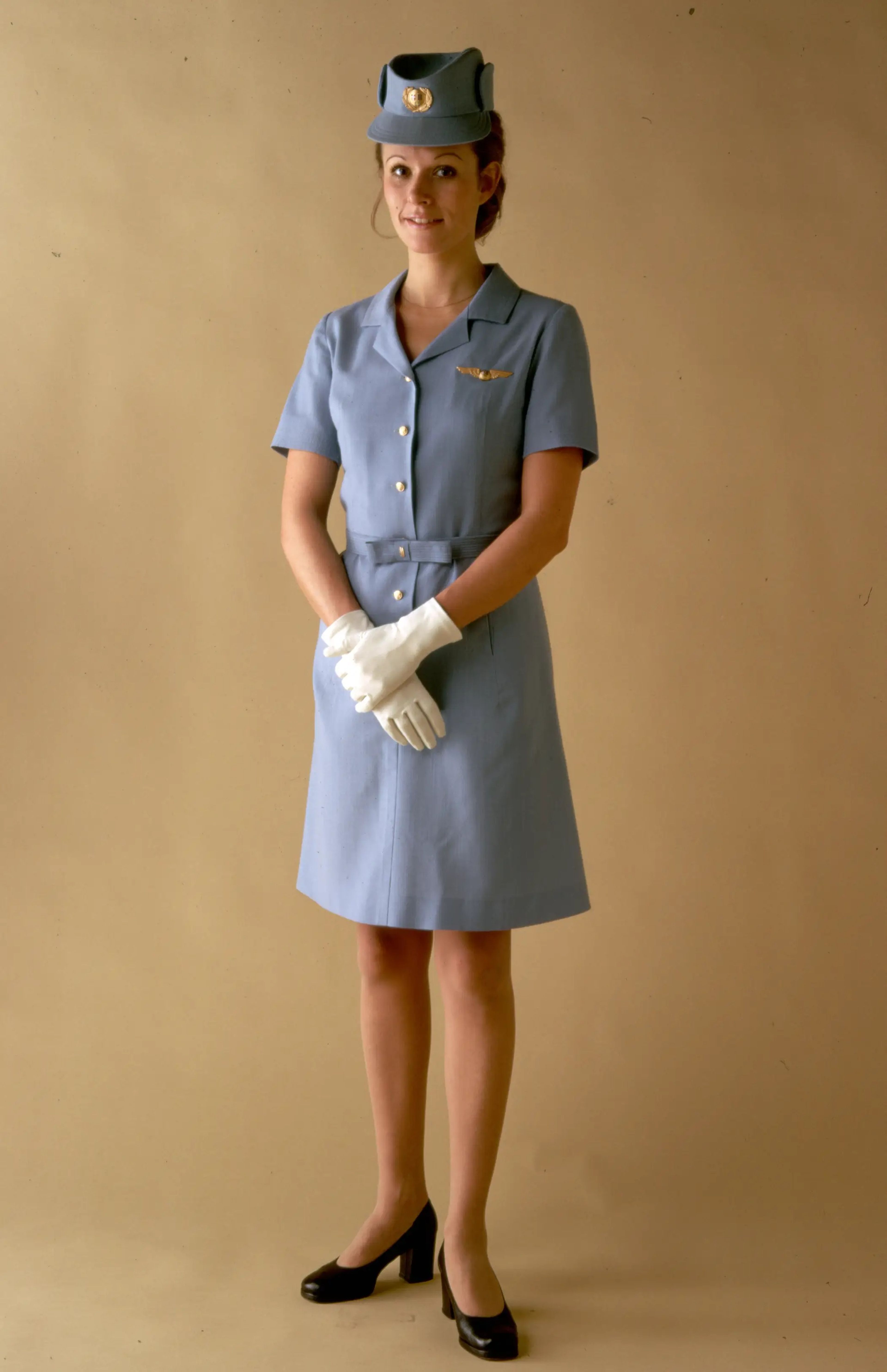 Una mujer posa con el uniforme de verano que Scandinavian Airlines utilizaba a finales de los años 60.