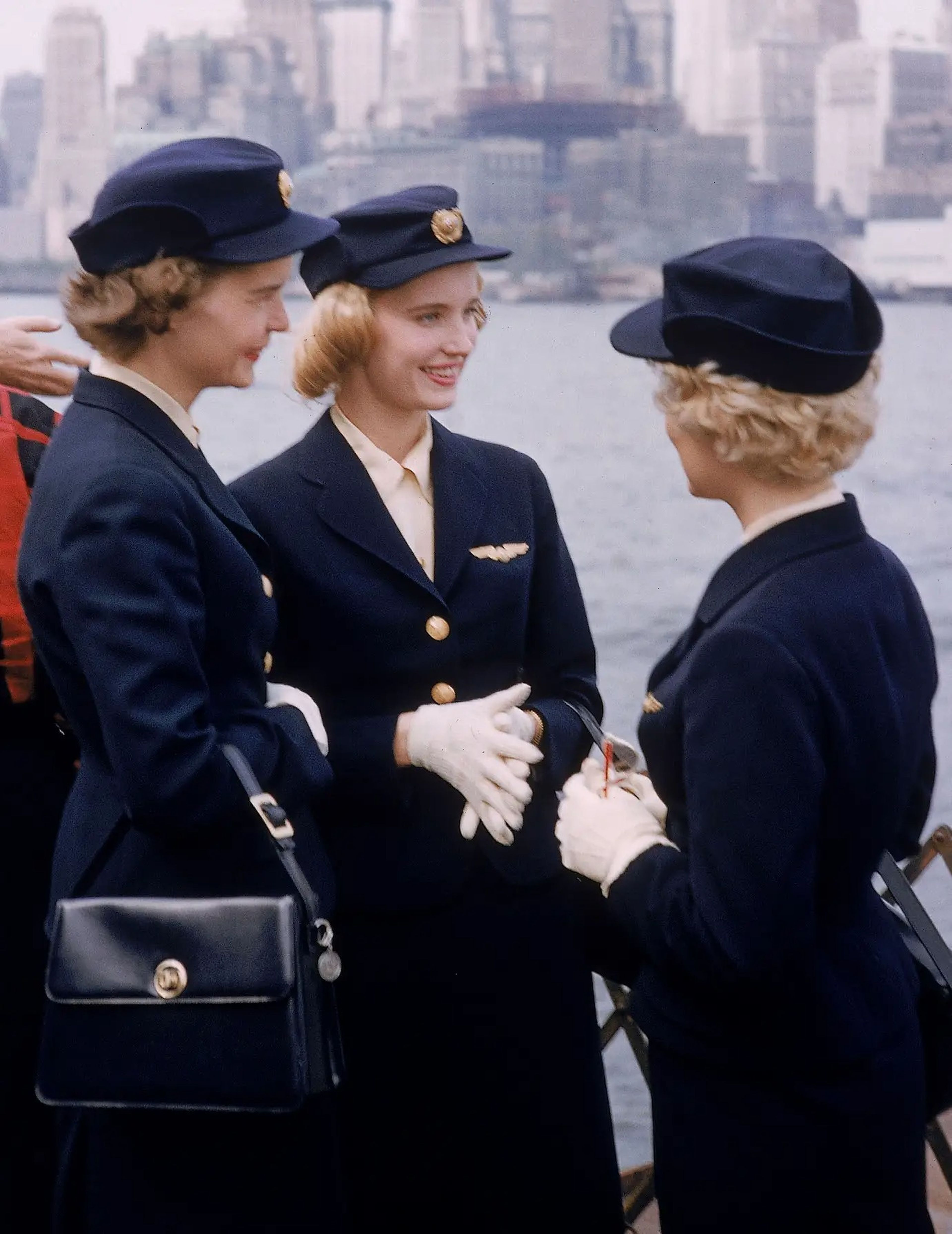 Fotografía de 1958 de tres azafatas de Scandinavian Airlines durante una escala en Nueva York.