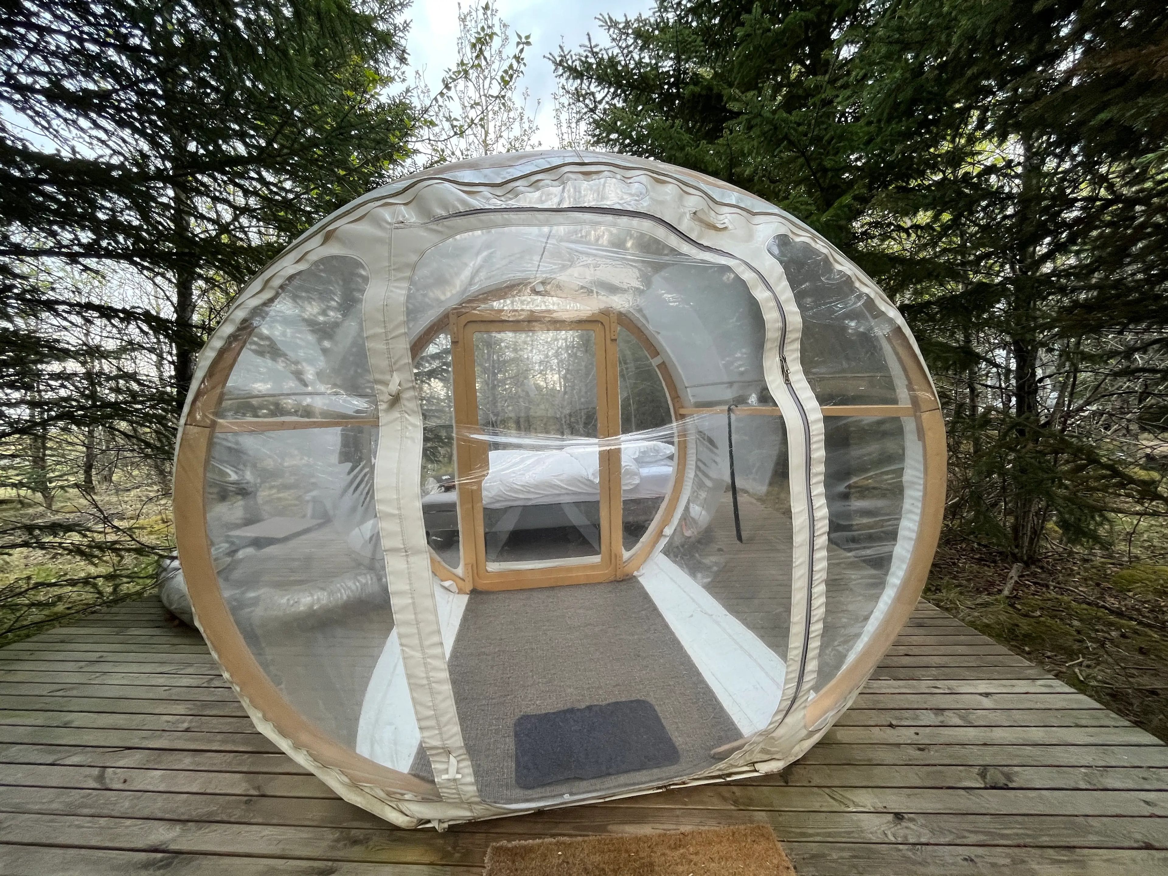 Una burbuja ligeramente desinflada en el hotel burbuja de Islandia.