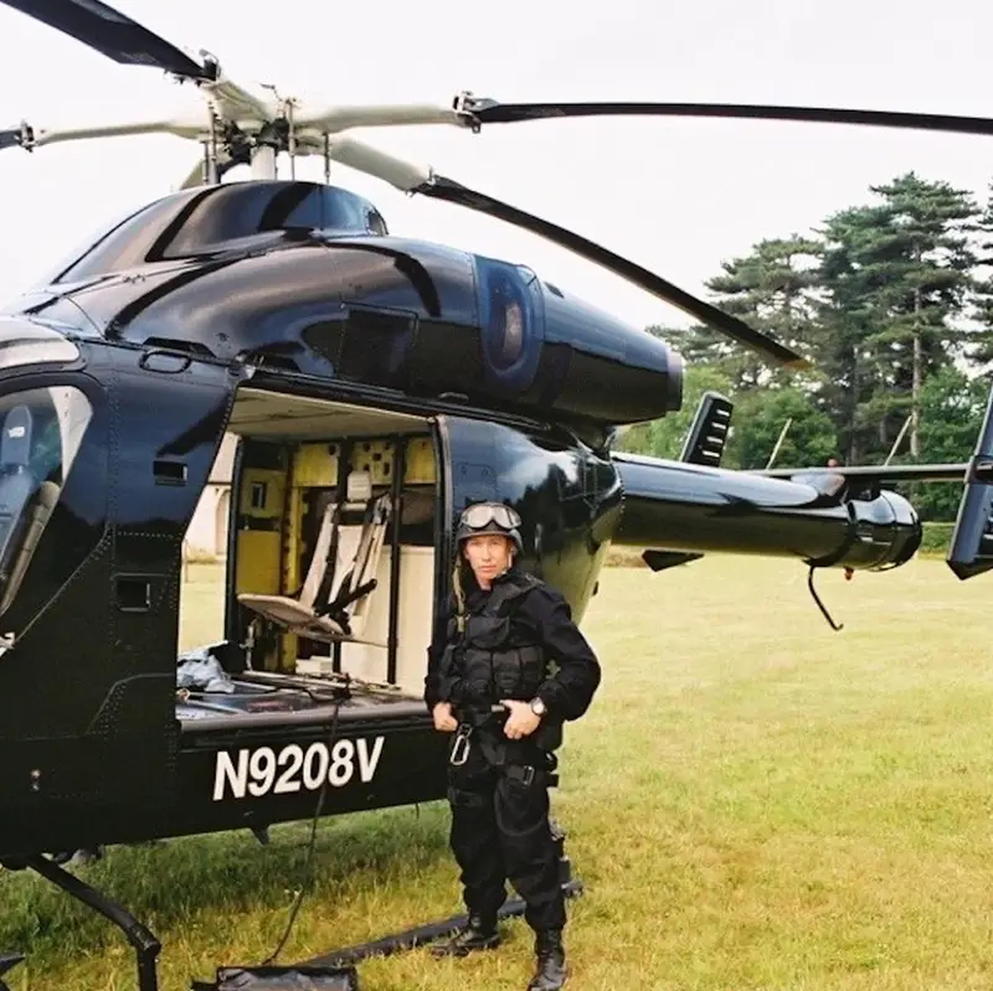 Steen Young junto a un helicóptero.