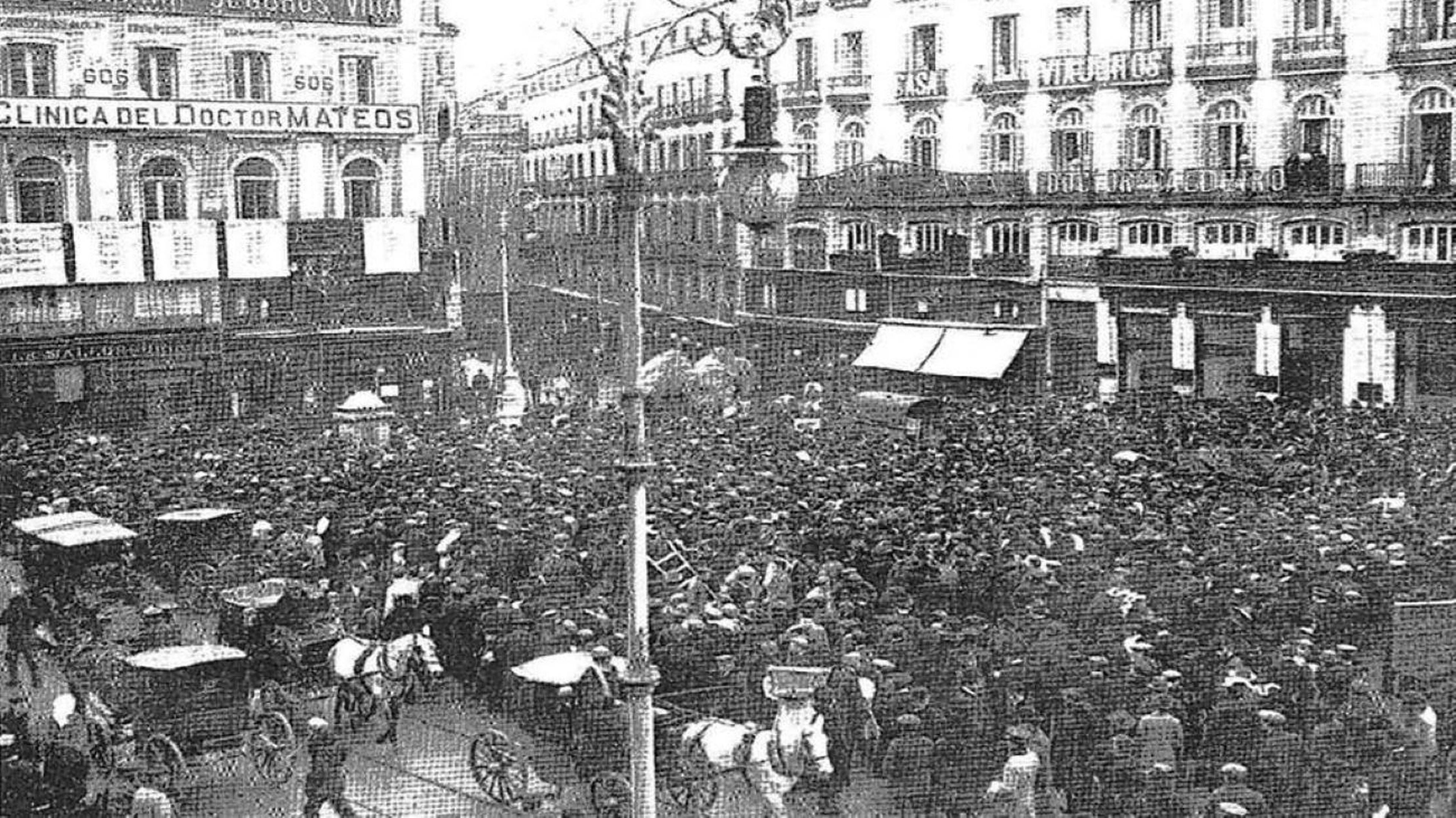 La Puerta del Sol en Madrid, en una imagen antigua.