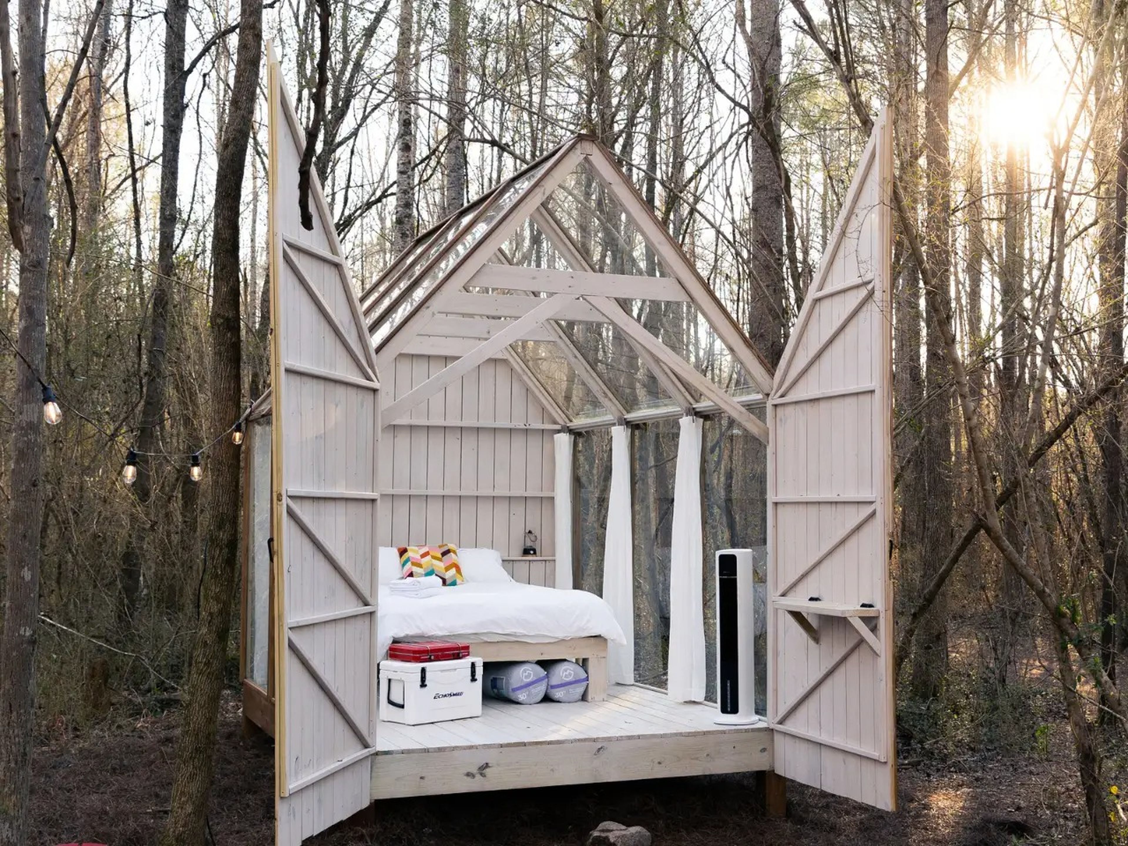 La pequeña cabaña de cristal de Rachel Boice se puede reservar en Airbnb.