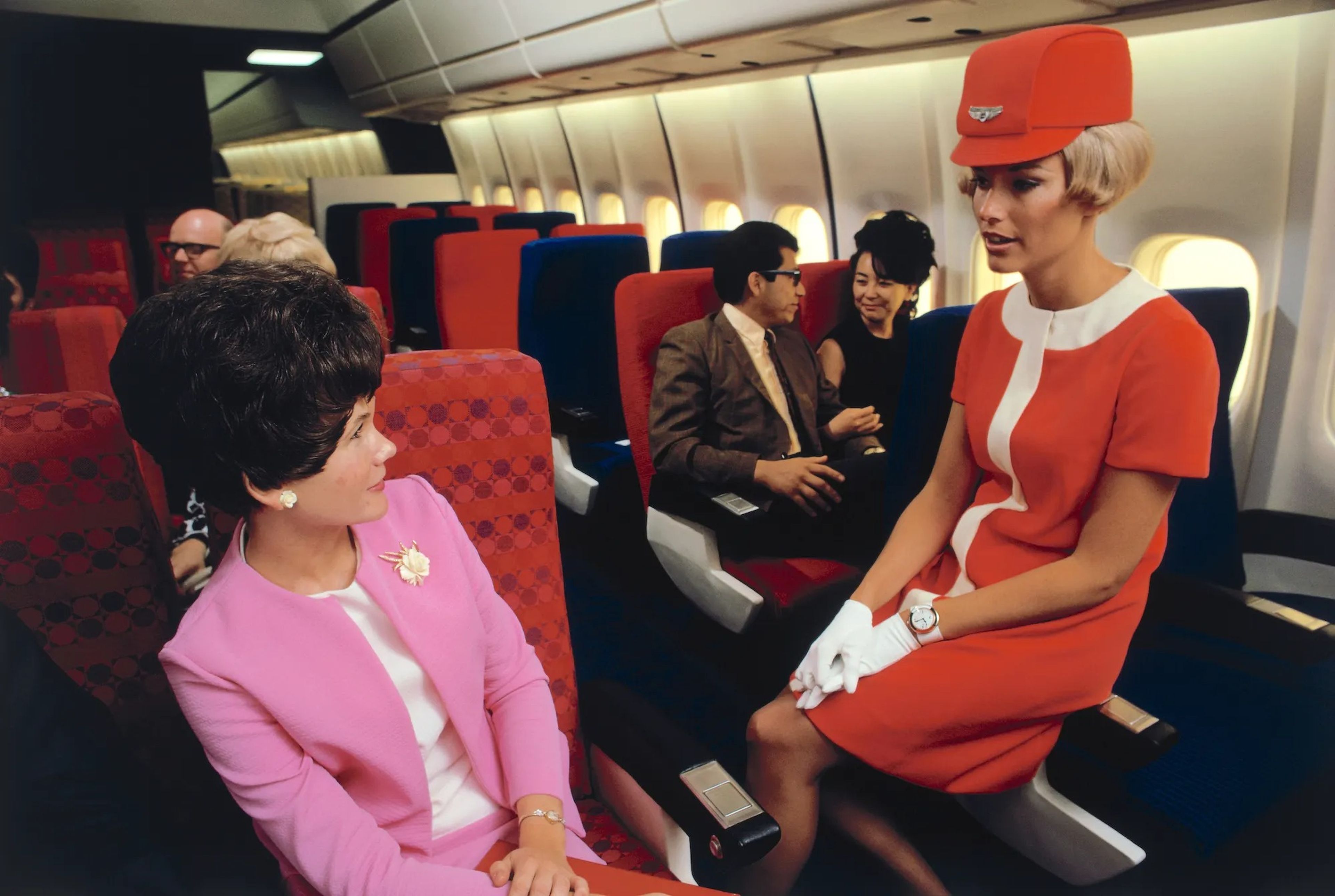 Una azafata de United viste el uniforme rojo coral de la aerolínea en mayo de 1968.
