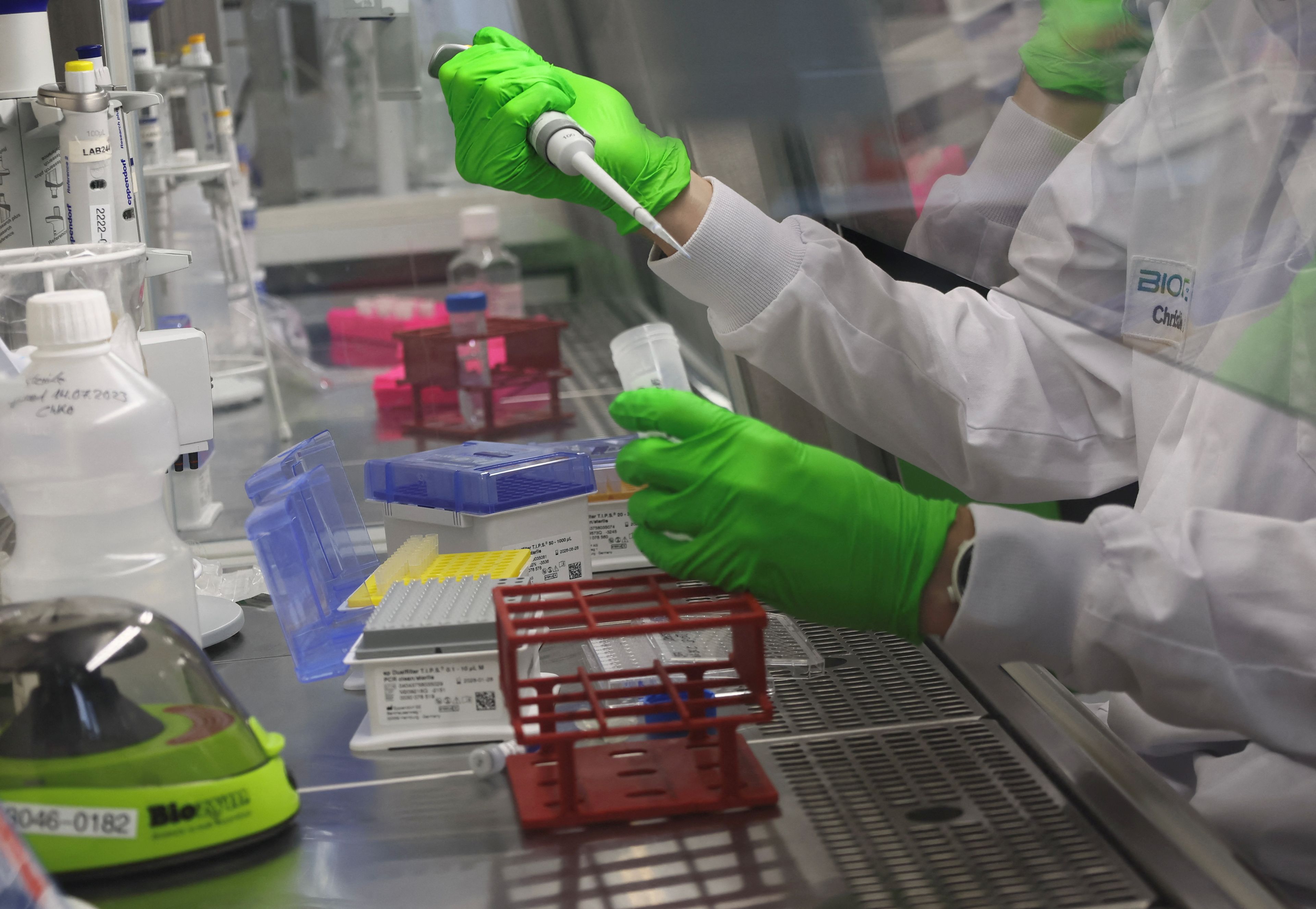 Una investigadora en el laboratorio para vacunas contra el cáncer basadas en ARNm, en la instalación de BioNTech en Mainz, Alemania, el 27 de julio de 2023.