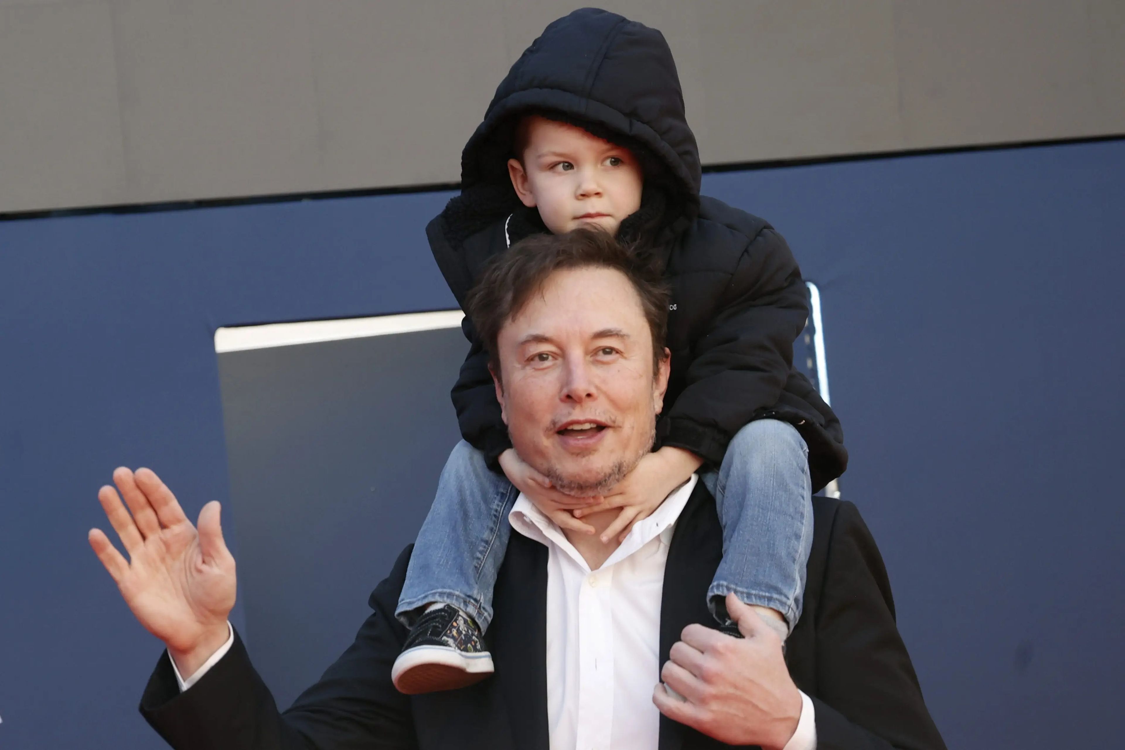 Elon Musk, CEO de SpaceX y Tesla y propietario de X (antes Twitter), carga sobre sus hombros a uno de sus hijos a su llegada a una reunión organizada por el partido ultraderechista Fratelli d'Italia en Roma, en diciembre de 2023.