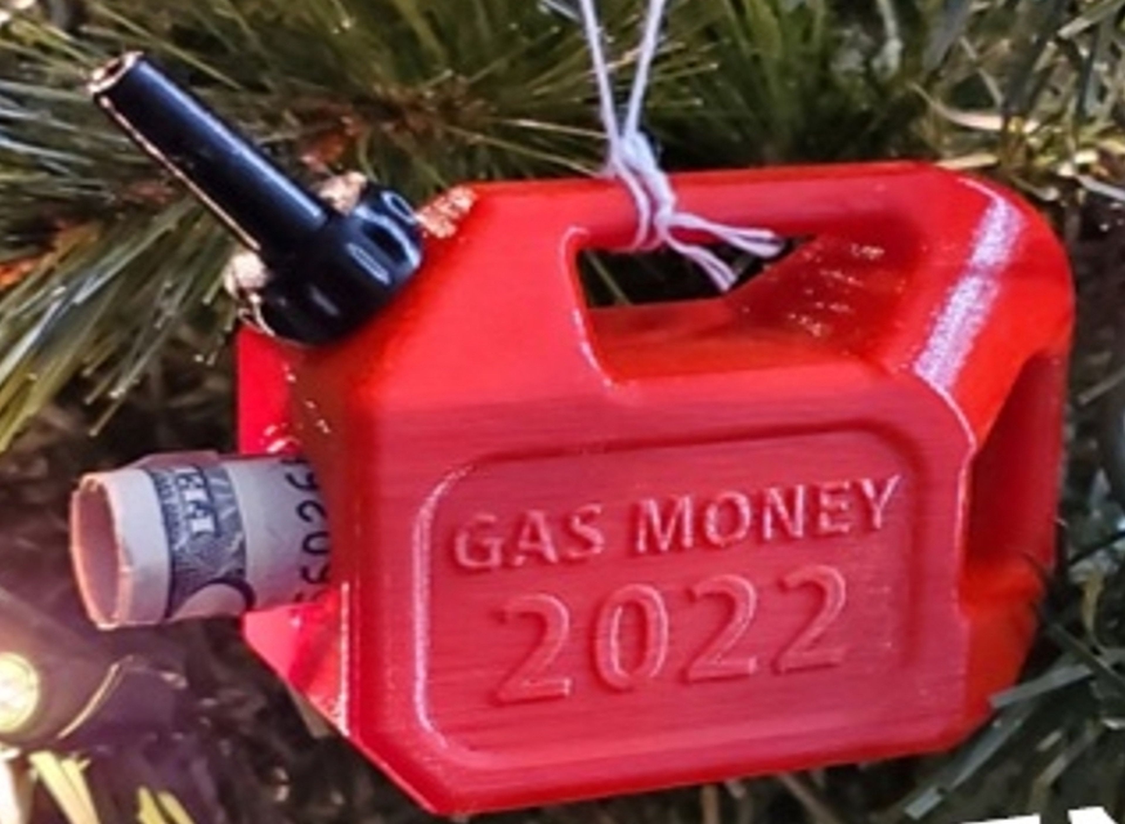 El adorno de navidad original del bidón de gasolina que vendió Ziegler. Selló el año 2022 para conmemorar los altos precios de la gasolina ese año.