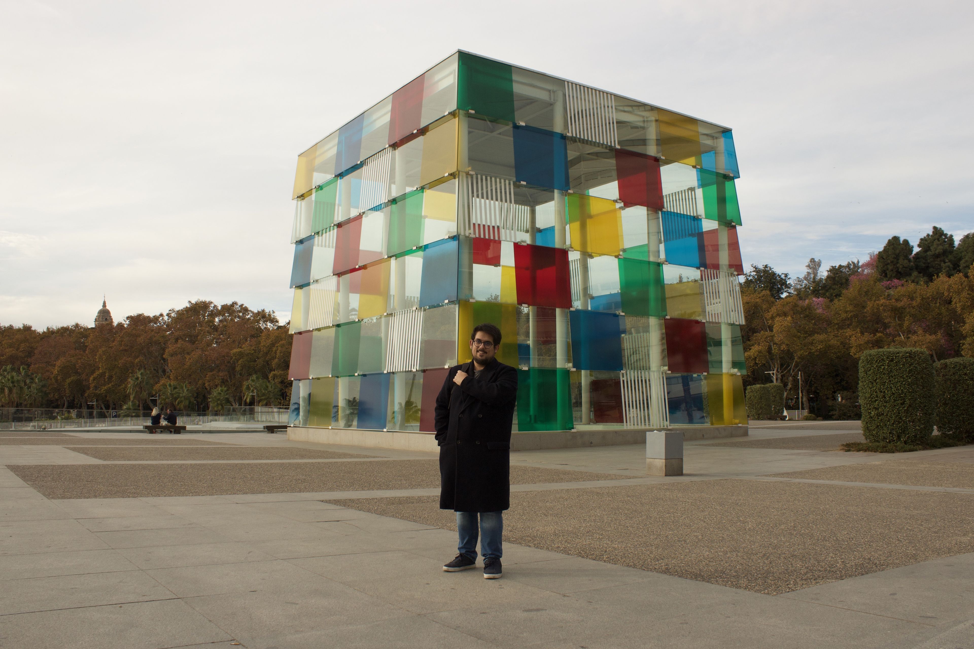 Alberto R. Aguiar frente al cubo del Museo Pompidou de Málaga, en el Muelle Uno.