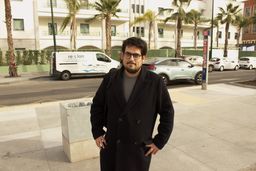 Alberto R. Aguiar frente a la puerta del GSEC Málaga, centro de ciberseguridad global de Google.