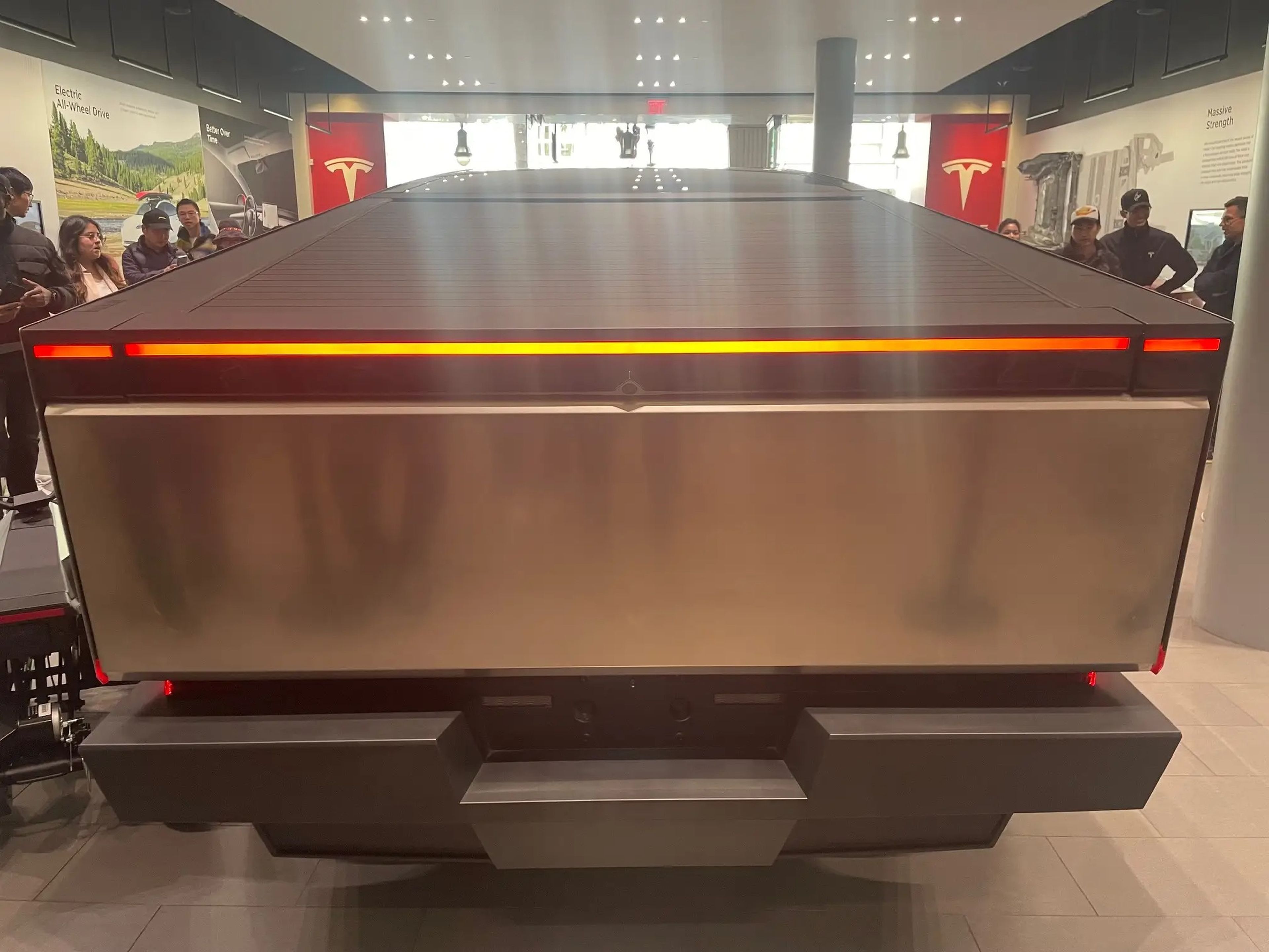 La parte trasera de un Tesla Cybertruck en la sala de exposiciones de la empresa en Santana Row, San José, el 9 de diciembre de 2023.