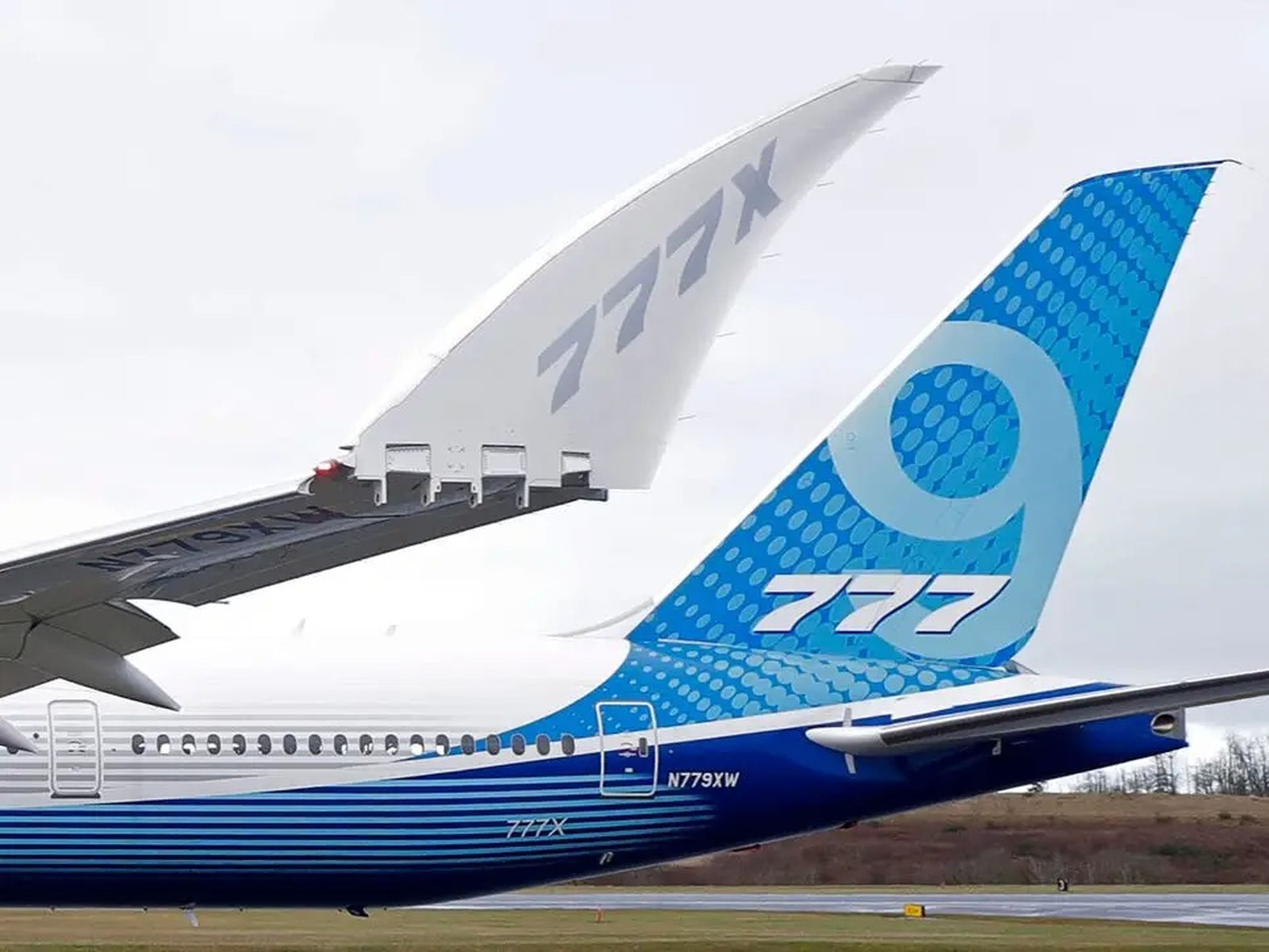 El Boeing 777X tiene unas puntas de ala plegables únicas que le permiten caber en el mismo espacio de la puerta de embarque del aeropuerto que su predecesor 777.