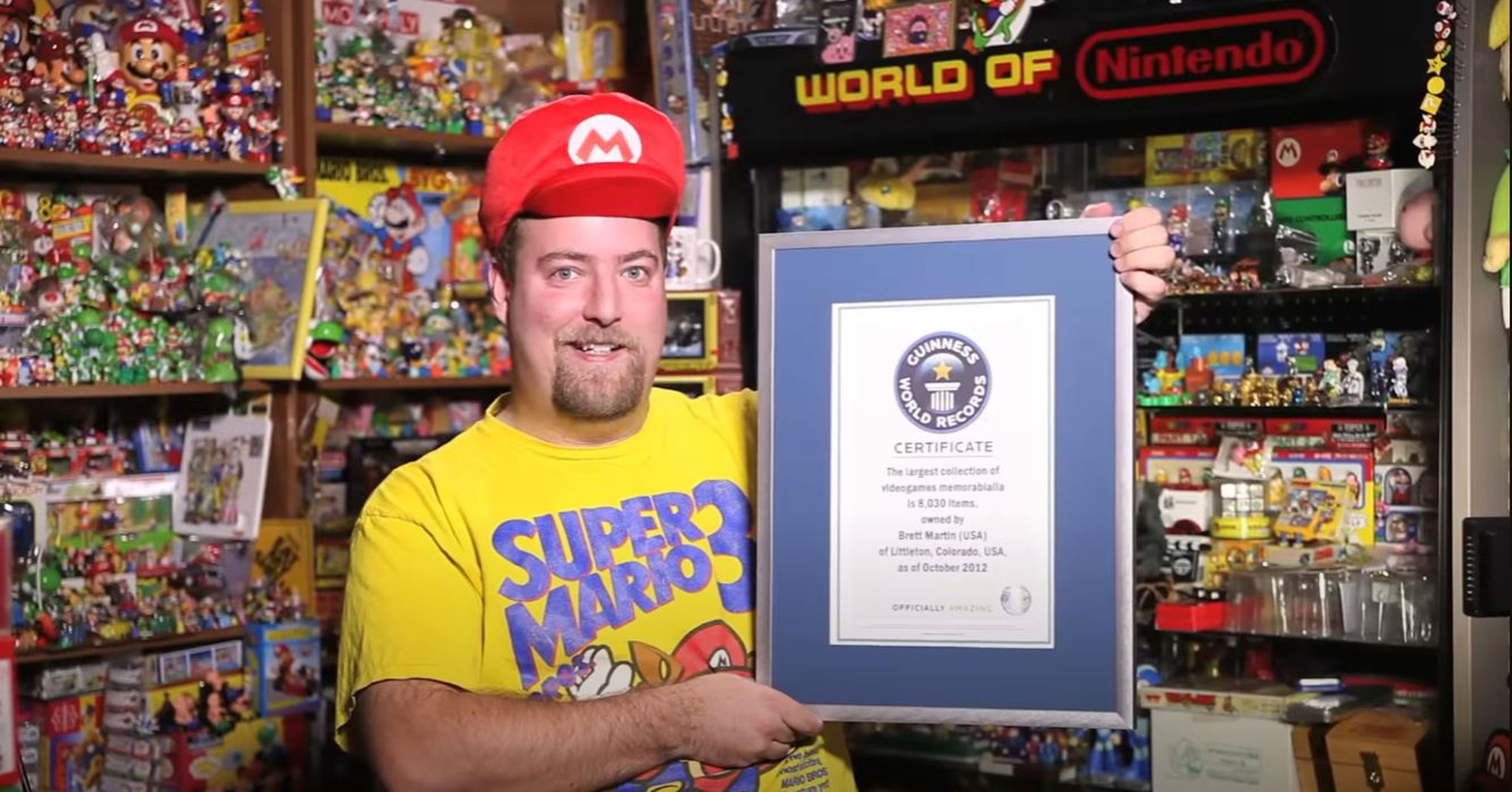 Brett Matin sosteniendo el récord guinness de coleccionista de merchandising de videojuegos