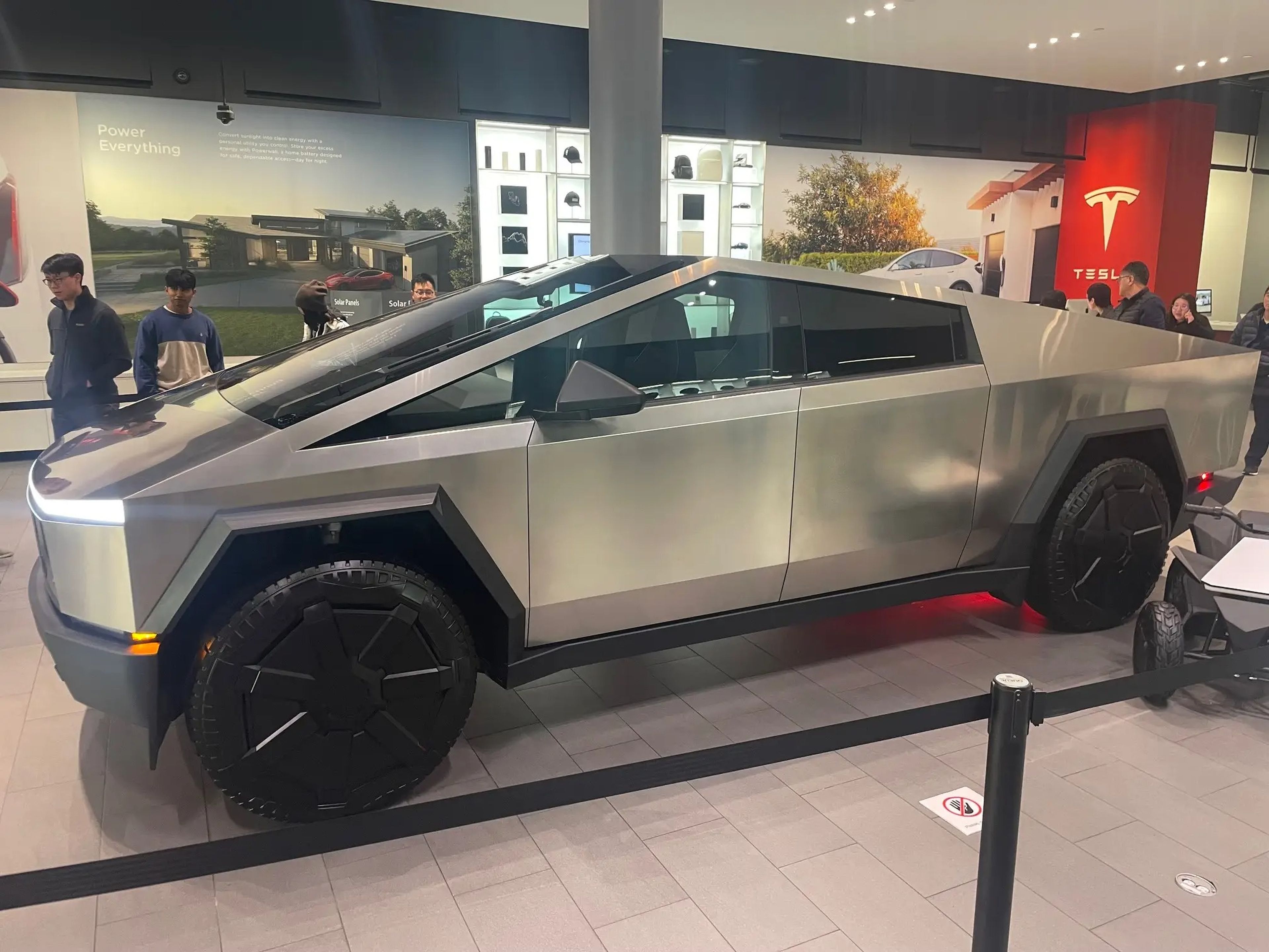 Un Cybertruck aparcado en la sala de exposiciones de Tesla en Santana Row, San José, el 9 de diciembre de 2023.