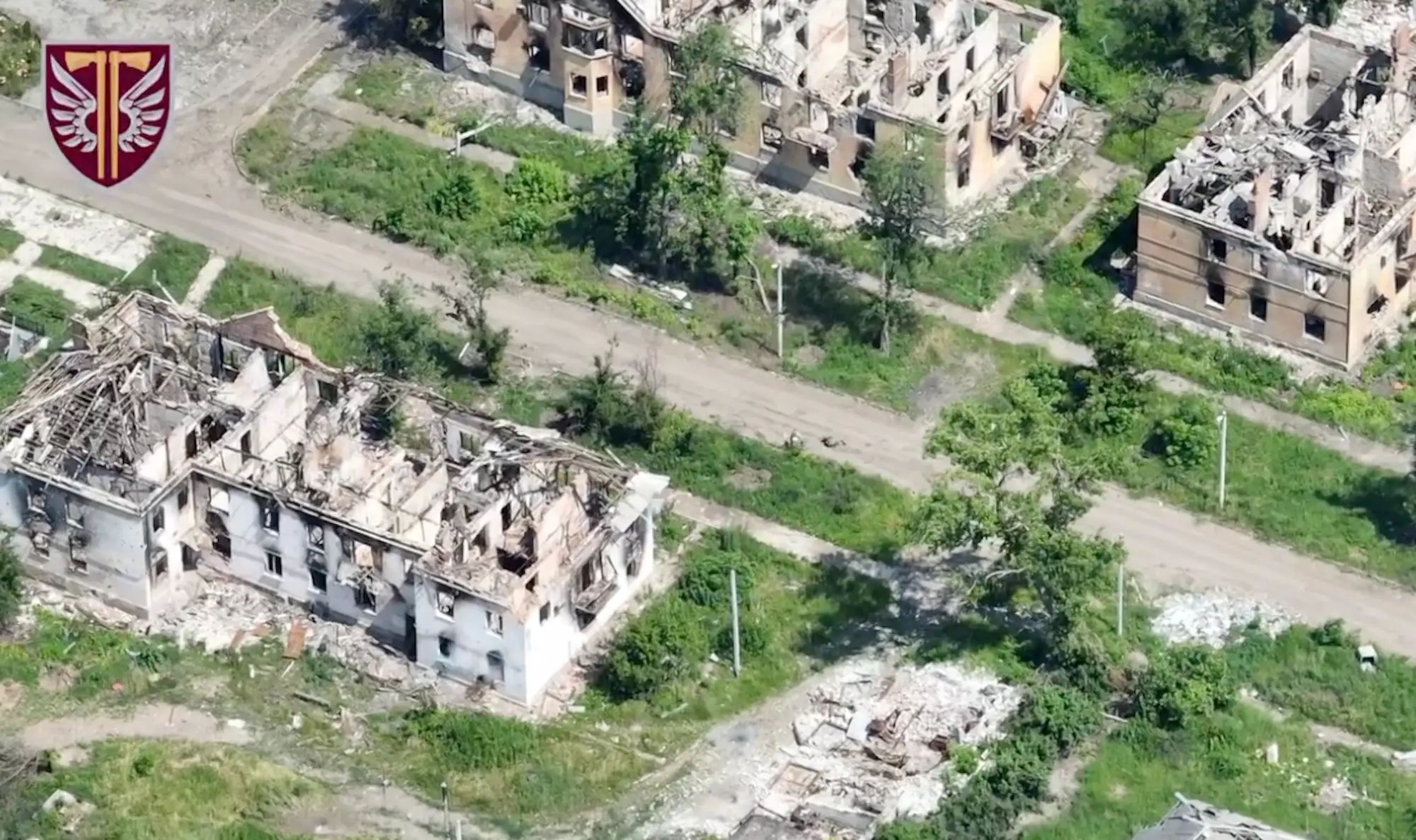 Un bloque destruido cerca de la casa de Yevheny Vakulenko en Bajmut, en una instantánea compartida por la 77ª Brigada Aeromóvil Separada de Ucrania en julio de 2023.
