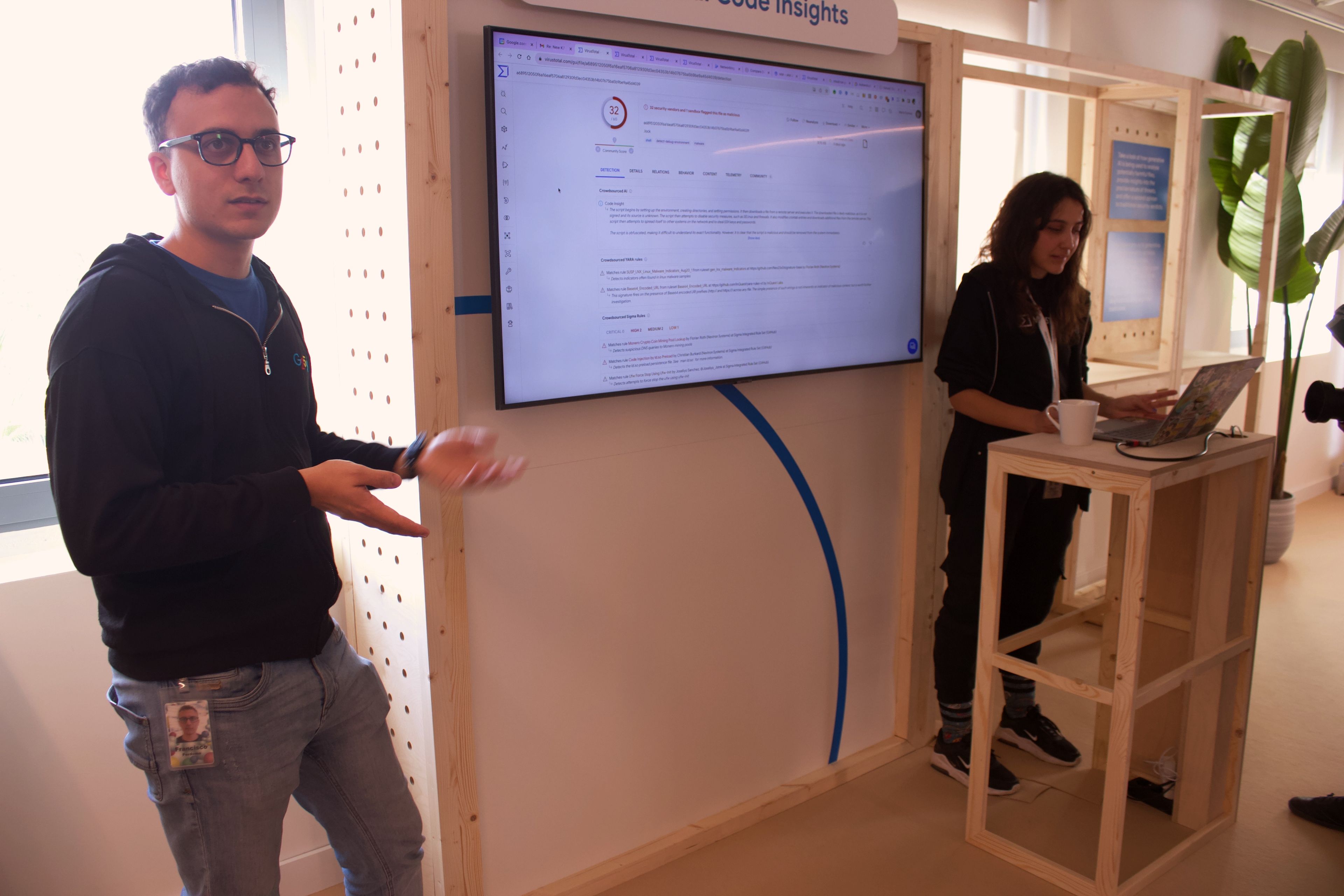 Dos empleados de Google en Málaga hacen demostraciones sobre productos de VirusTotal ante los periodistas.