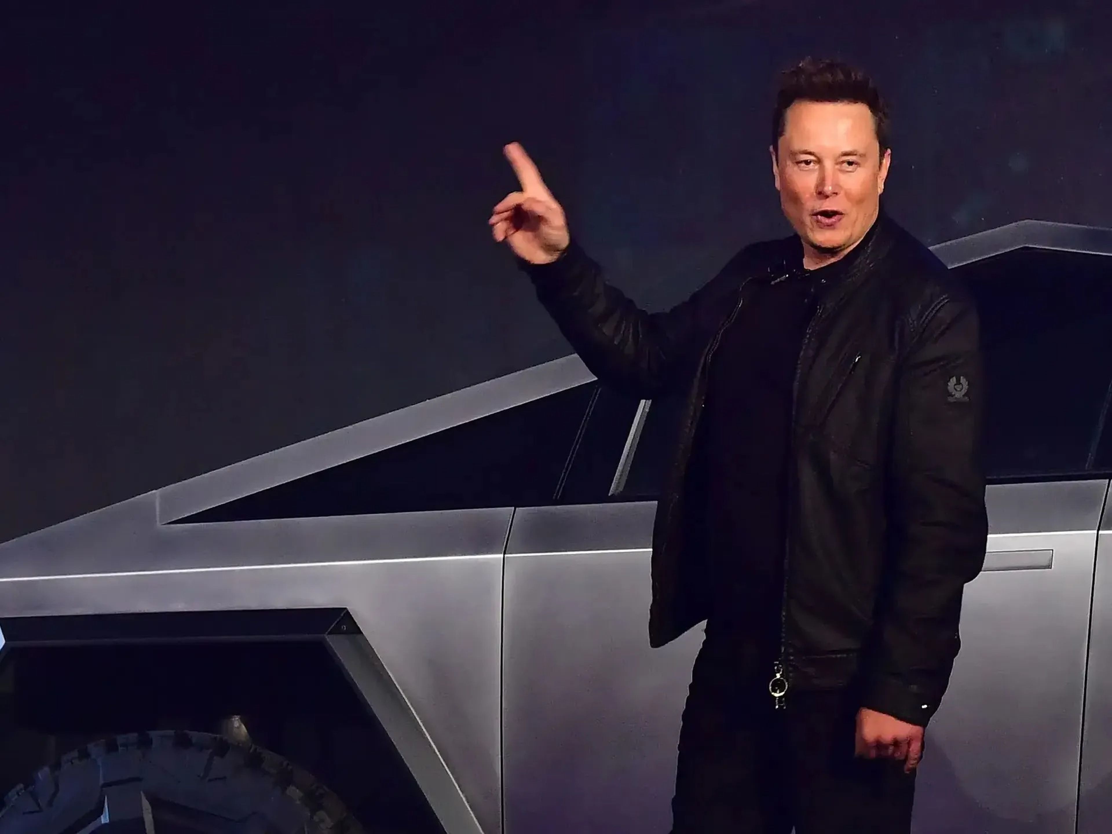 Elon Musk delante de un Cybertruck.