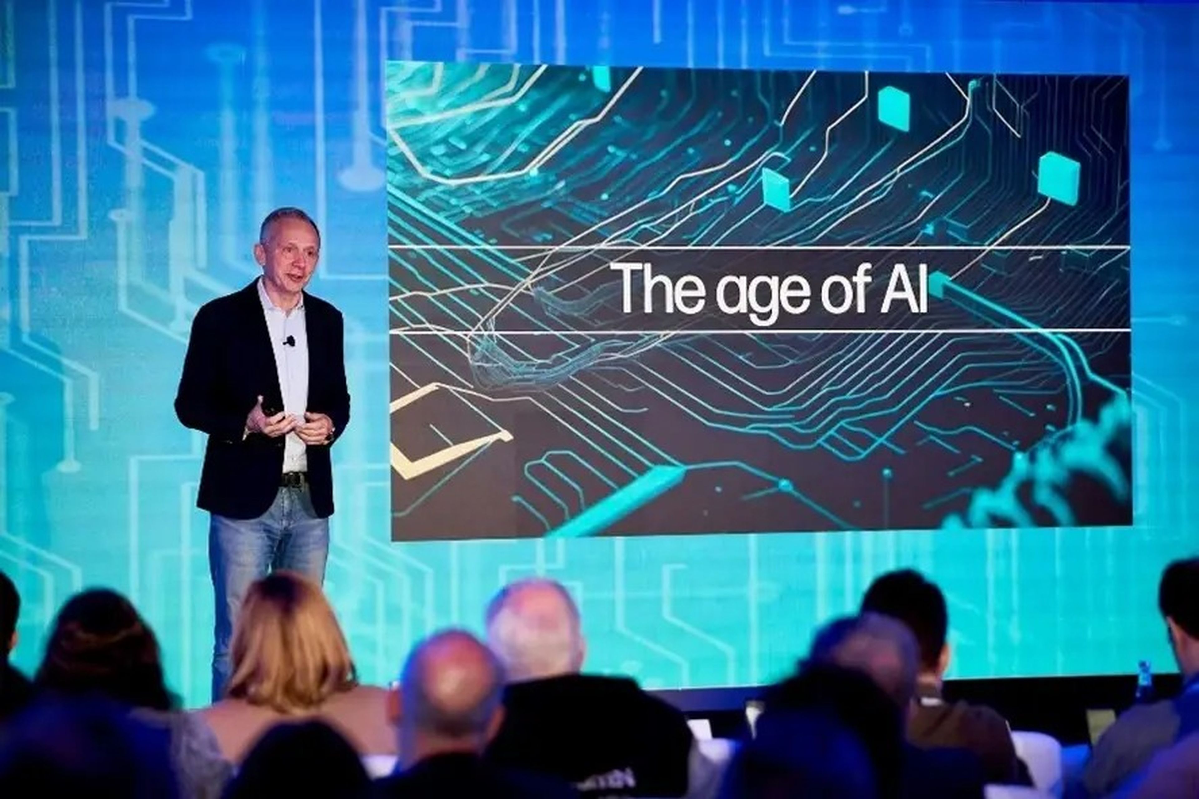 Enrique Lores habla en una conferencia sobre la era de la inteligencia artificial.