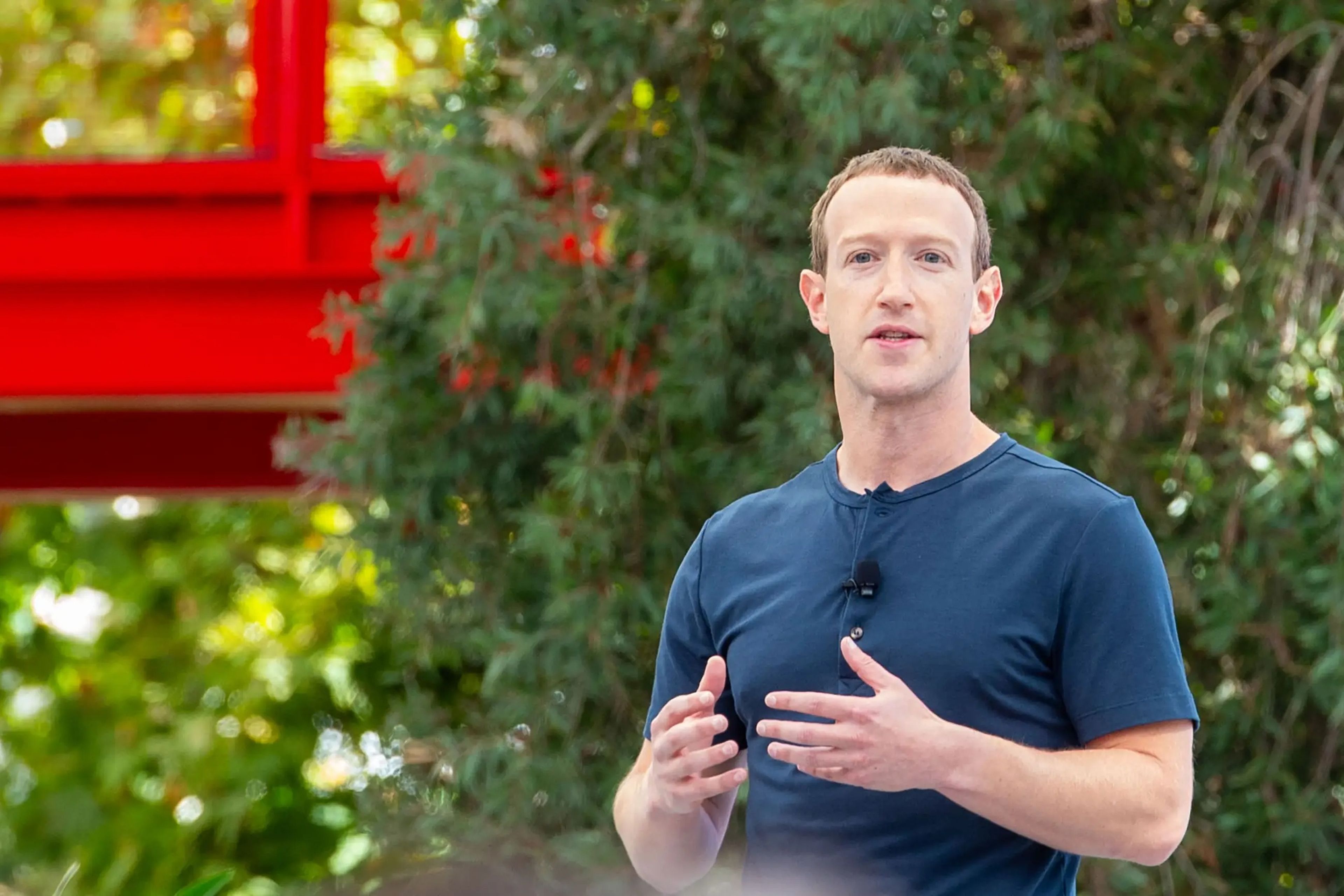 The founder and head of Facebook's Meta Group, Mark Zuckerberg, presents new devices and AI at a conference.