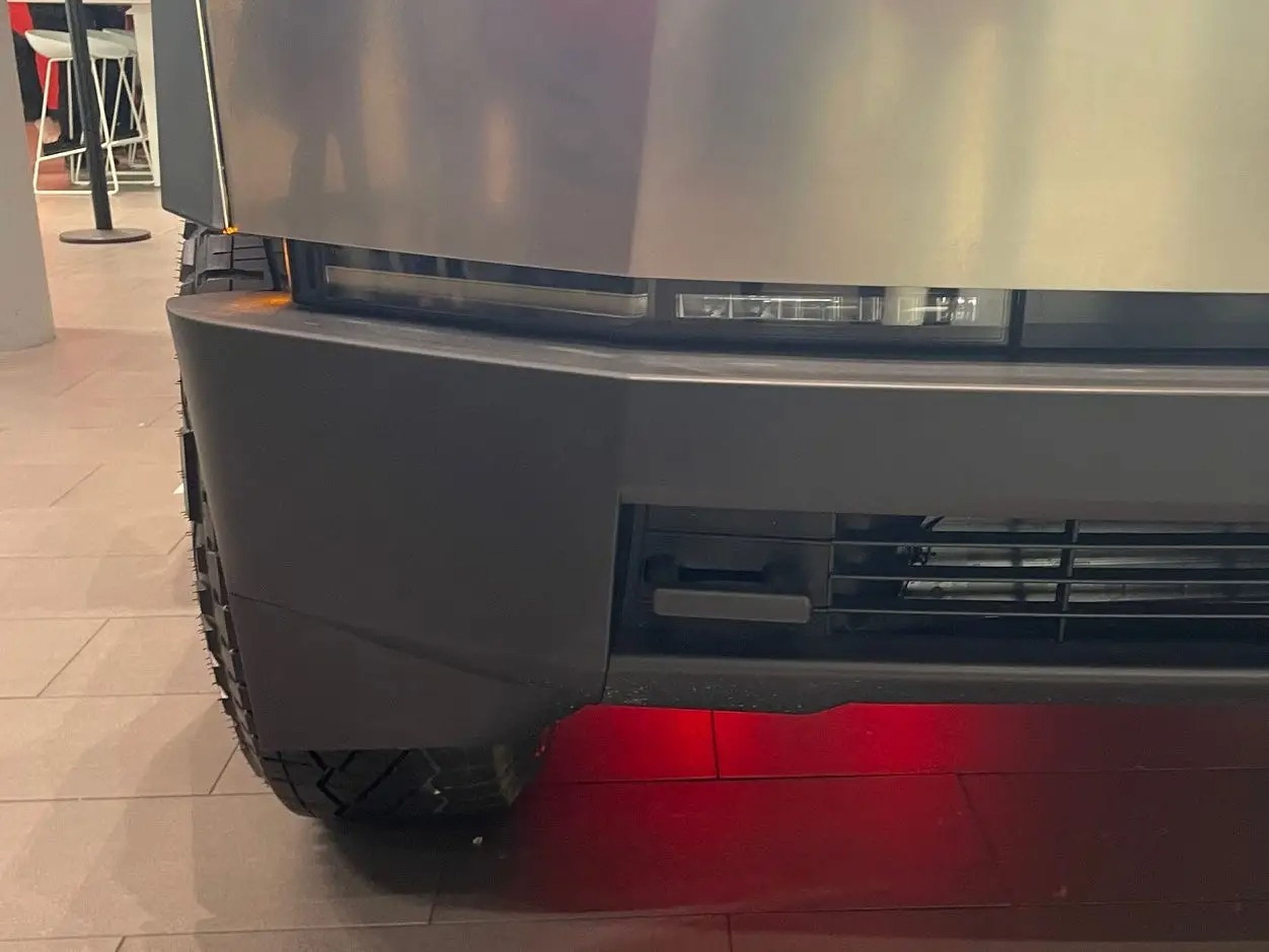 El parachoques delantero de un Tesla Cybertruck.