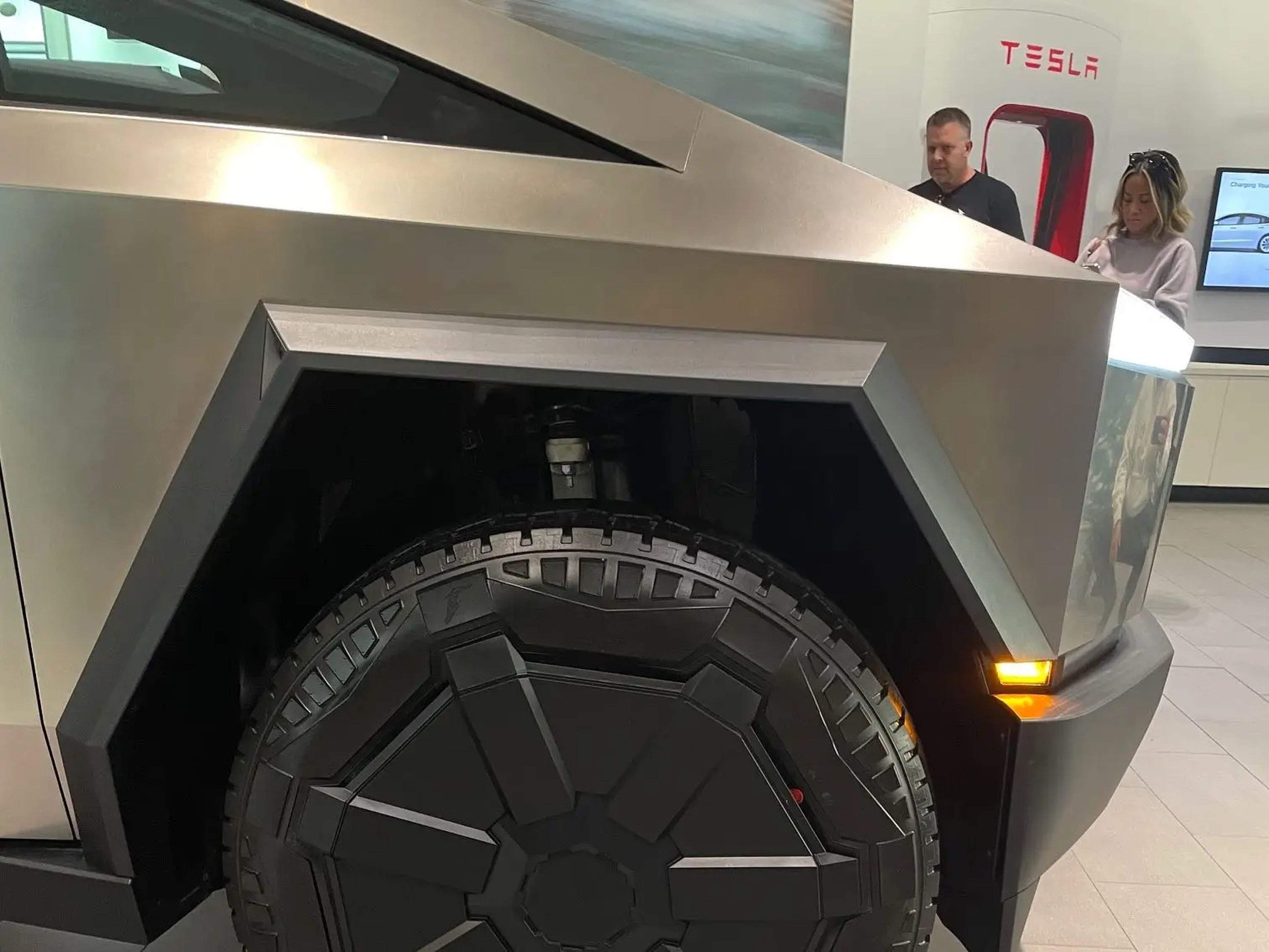 La rueda delantera de un Tesla Cybertruck en la sala de exposiciones de la empresa en Santana Row, San José, el 9 de diciembre de 2023.