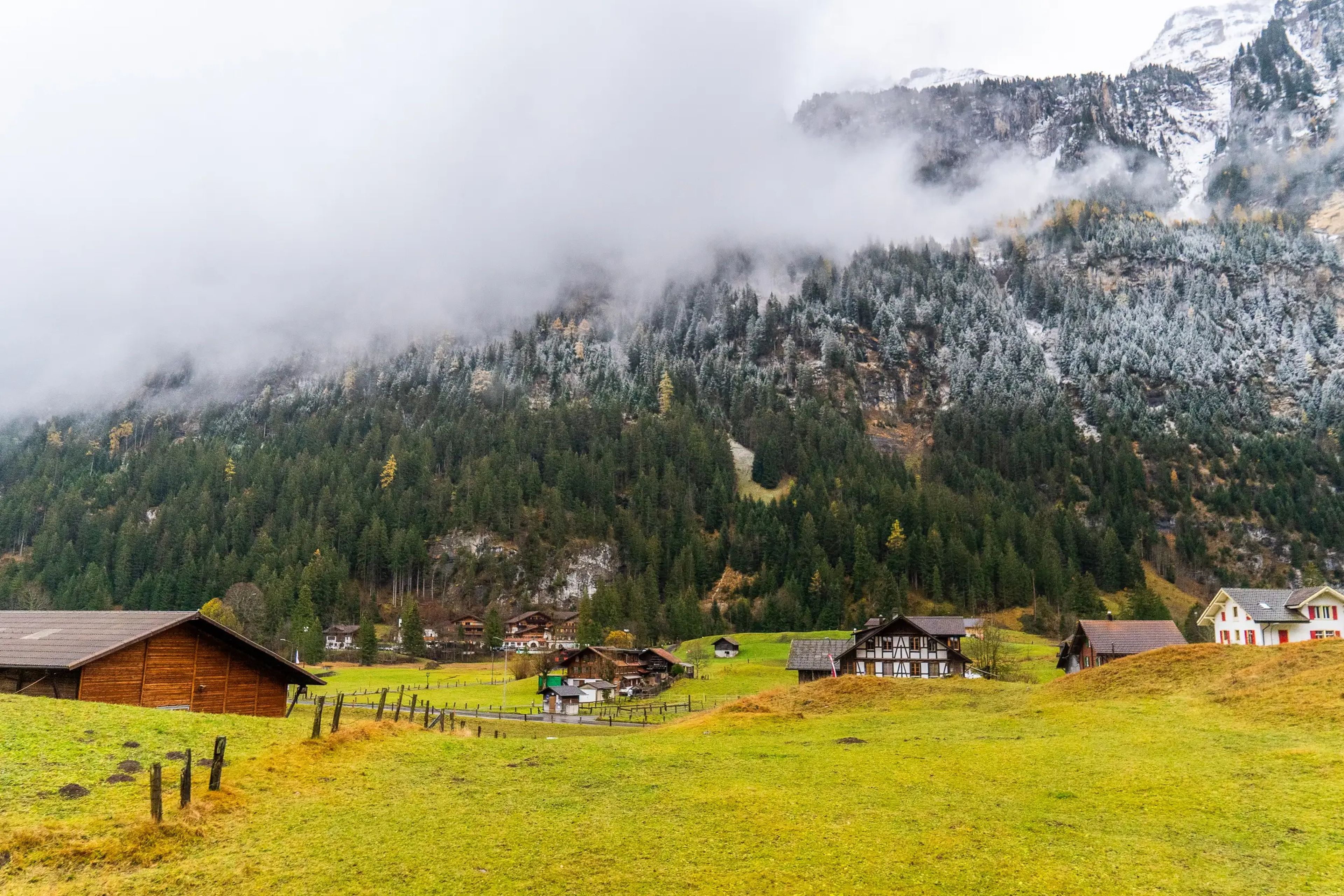 Un paisaje en Suiza desde la ventana de la cabina de la autora a bordo del tren de lujo.