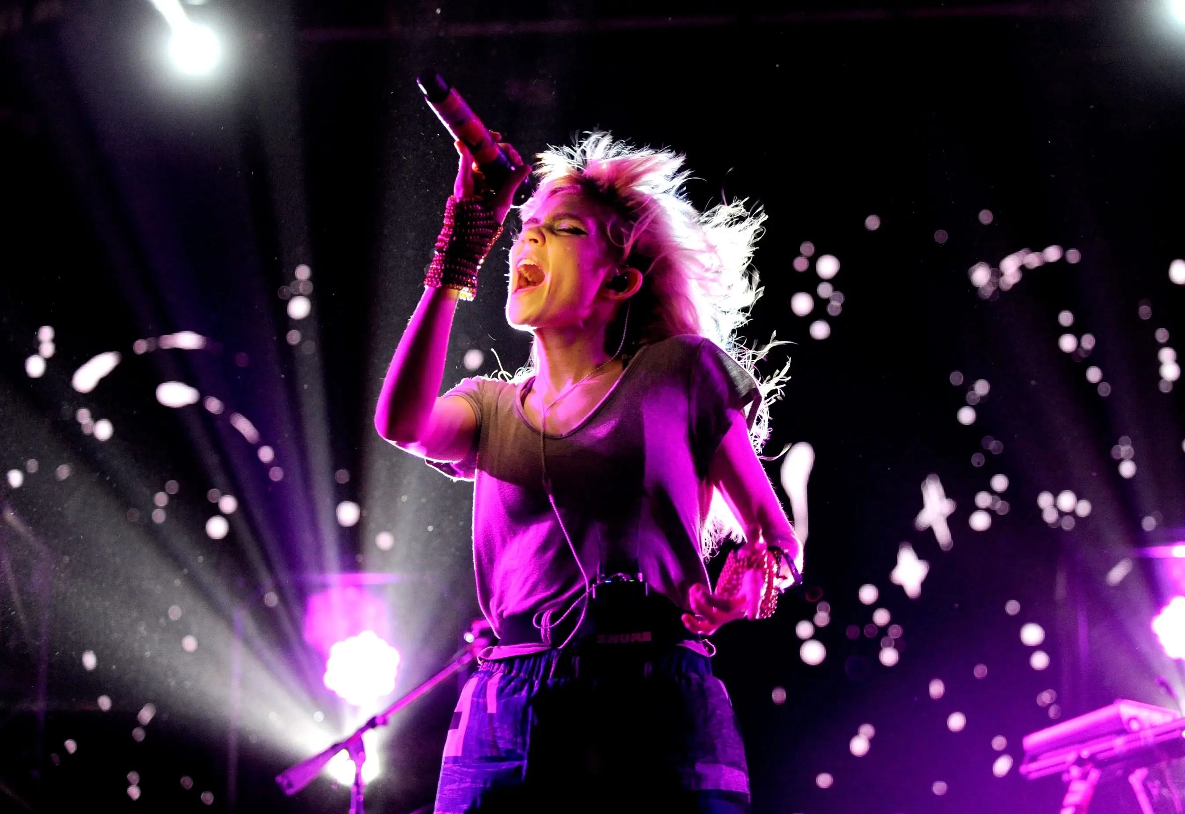 La cantante Grimes actúa en el escenario durante el segundo día del segundo fin de semana del Coachella Valley Music & Arts Festival 2016 en el Empire Polo Club el 23 de abril de 2016.