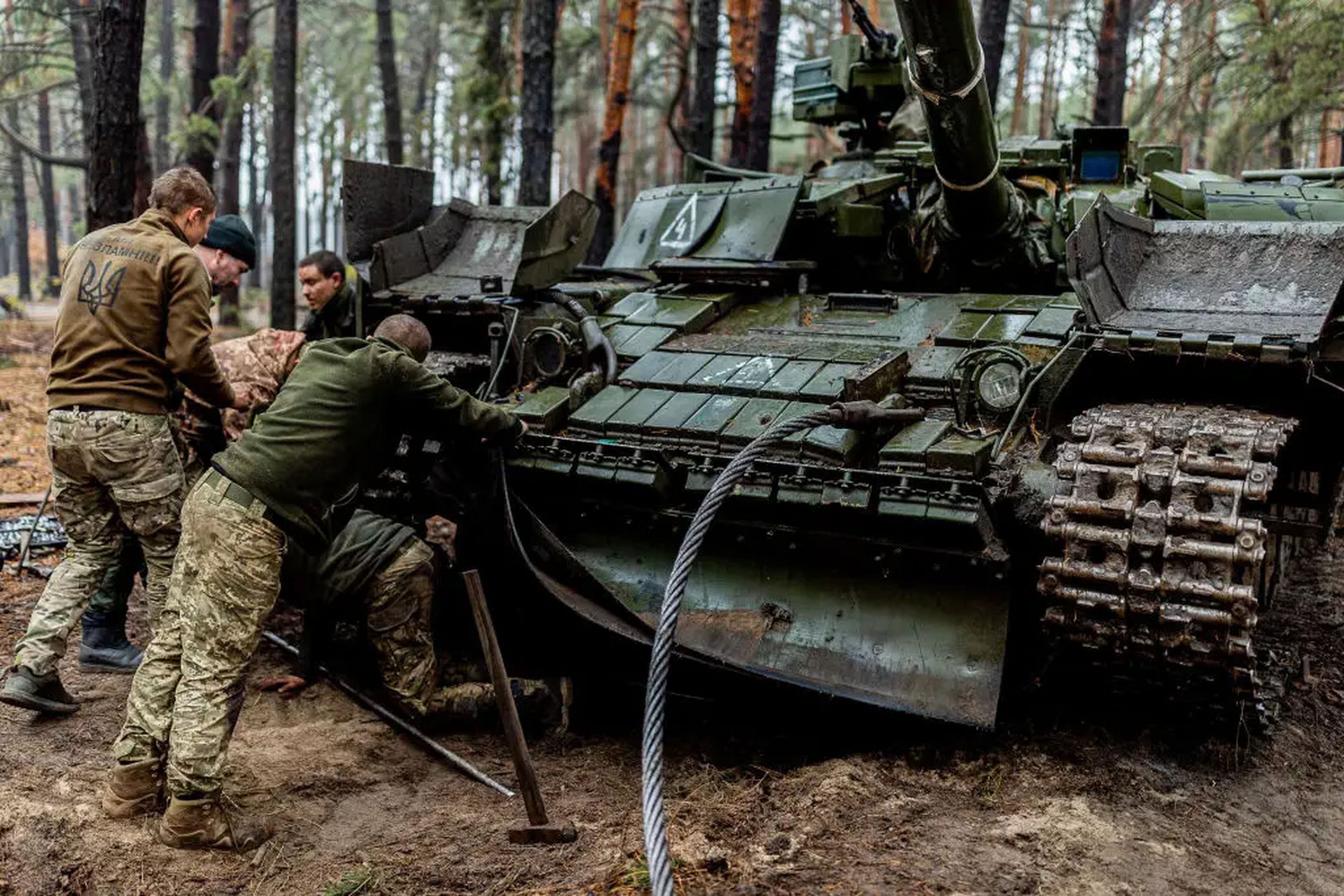 Un grupo de soldados ucranianos revisa su tanque tras una acción el 27 de octubre de 2023.