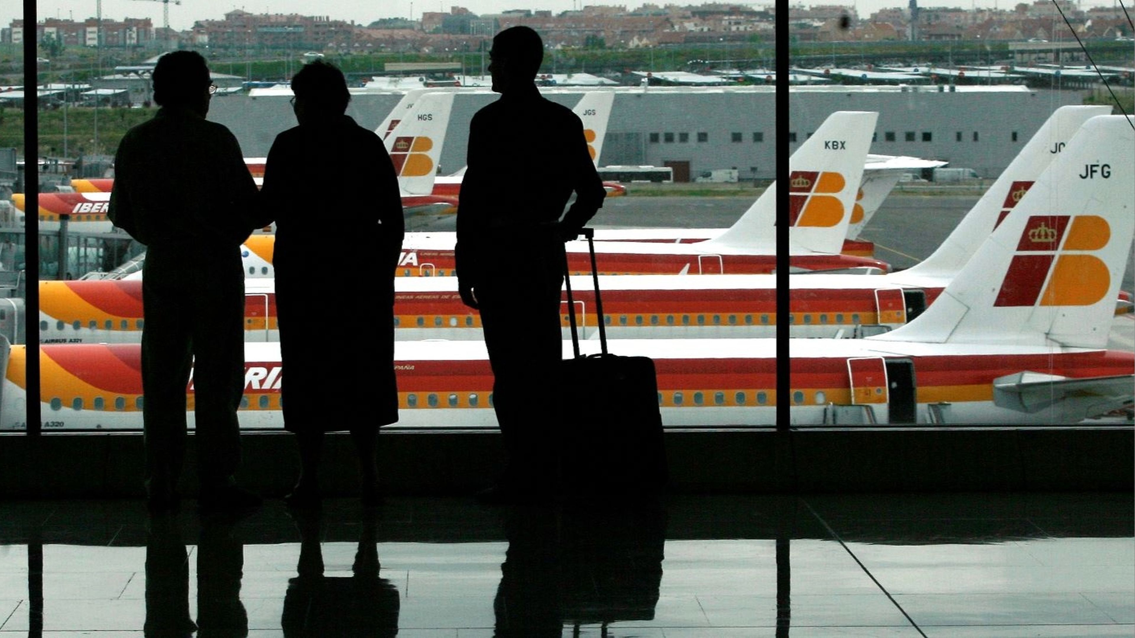 Iberia, vuelos, aeropuerto, pasajeros con maleta