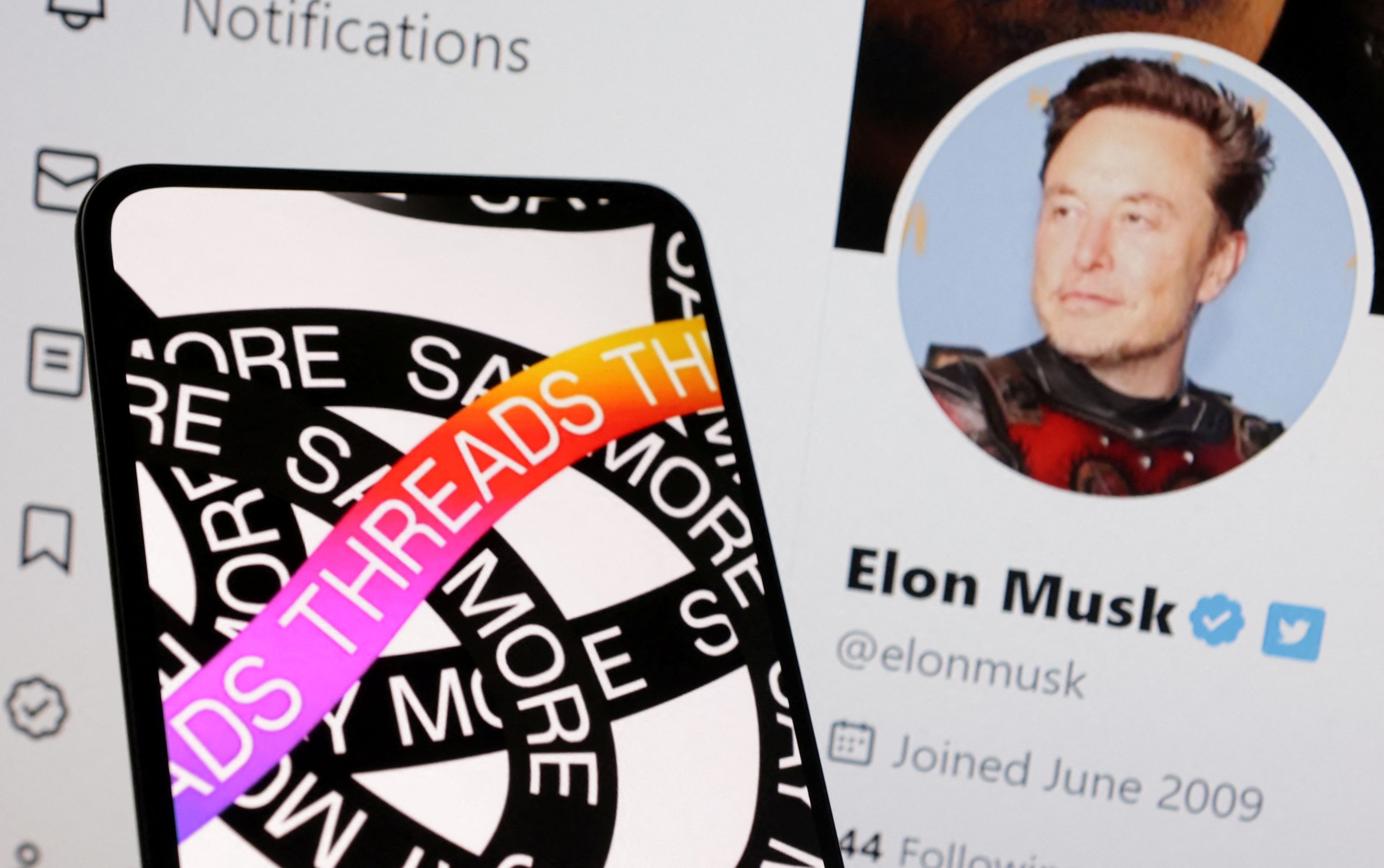 Ilustración que muestra el logo de Threads junto al perfil de X de Elon Musk, dueño de la plataforma anteriormente conocida como Twitter.