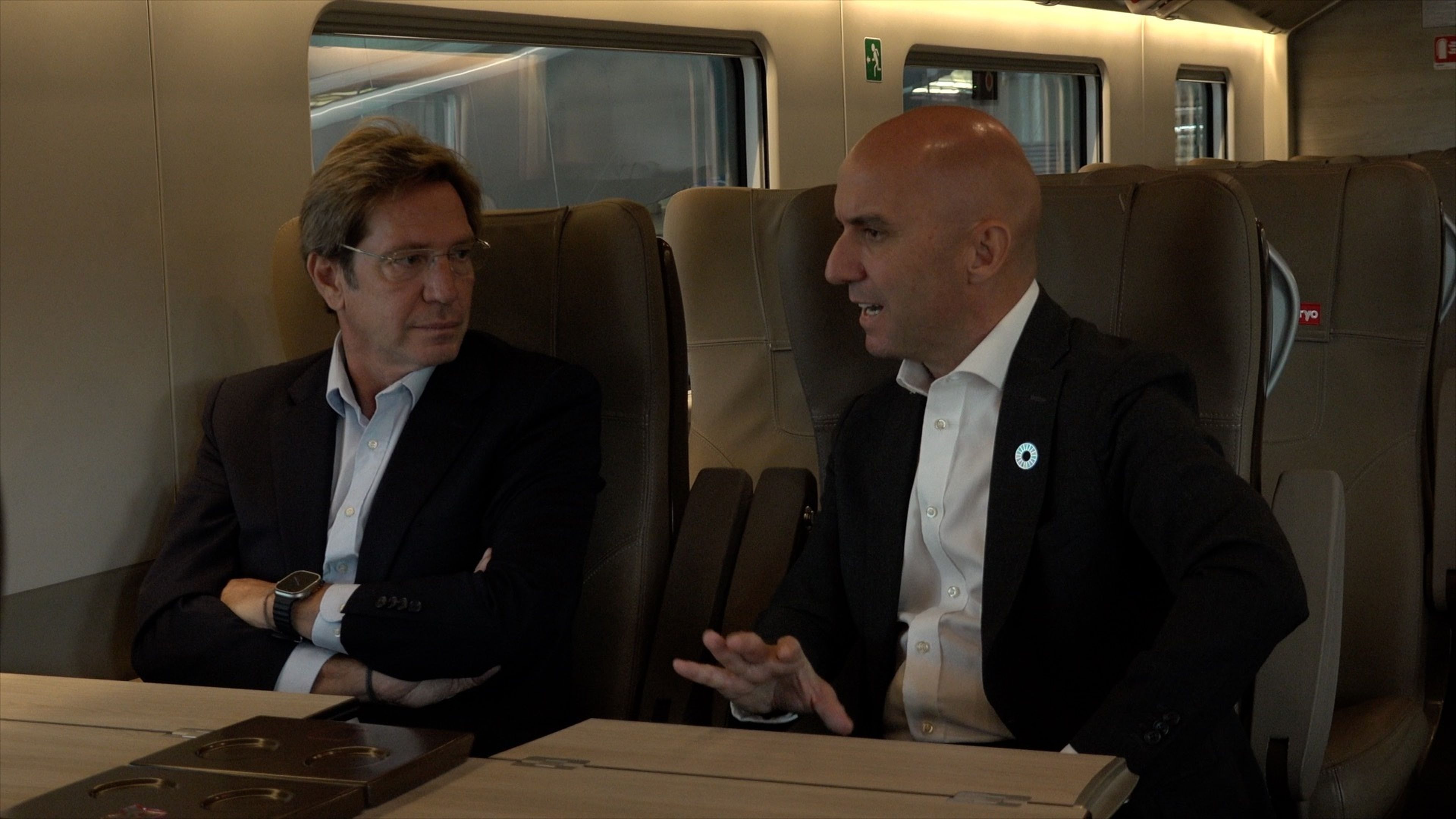 Joan Jordi Vallverdú y Simone Gorini conversan dentro de uno de los coches de los trenes iryo