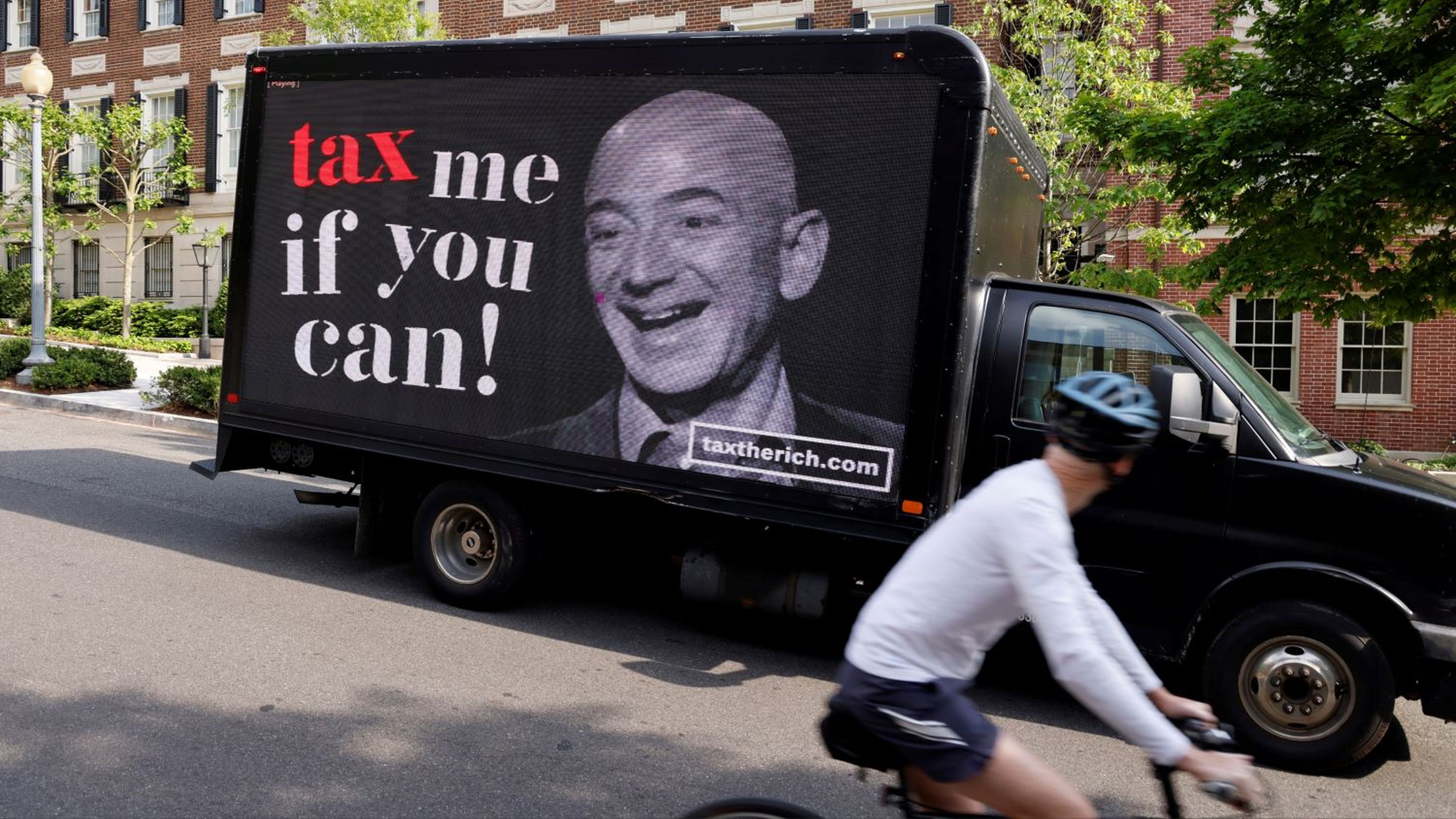 Imagen de Jeff Bezos, fundador de Amazon, utilizada en una protesta en EEUU para demandar el pago de impuestos.