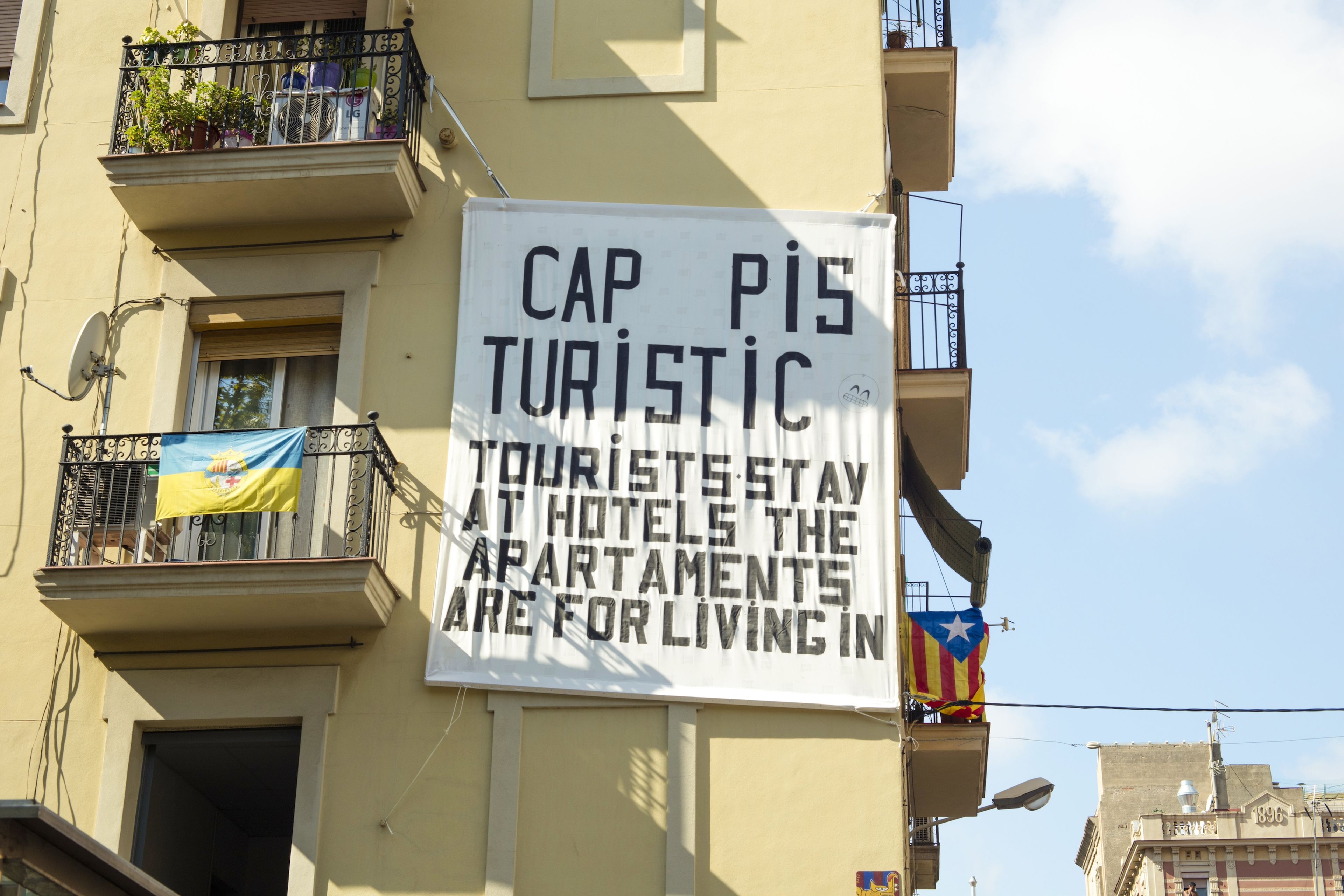 Lona contra los apartamentos turísticos en Barcelona.