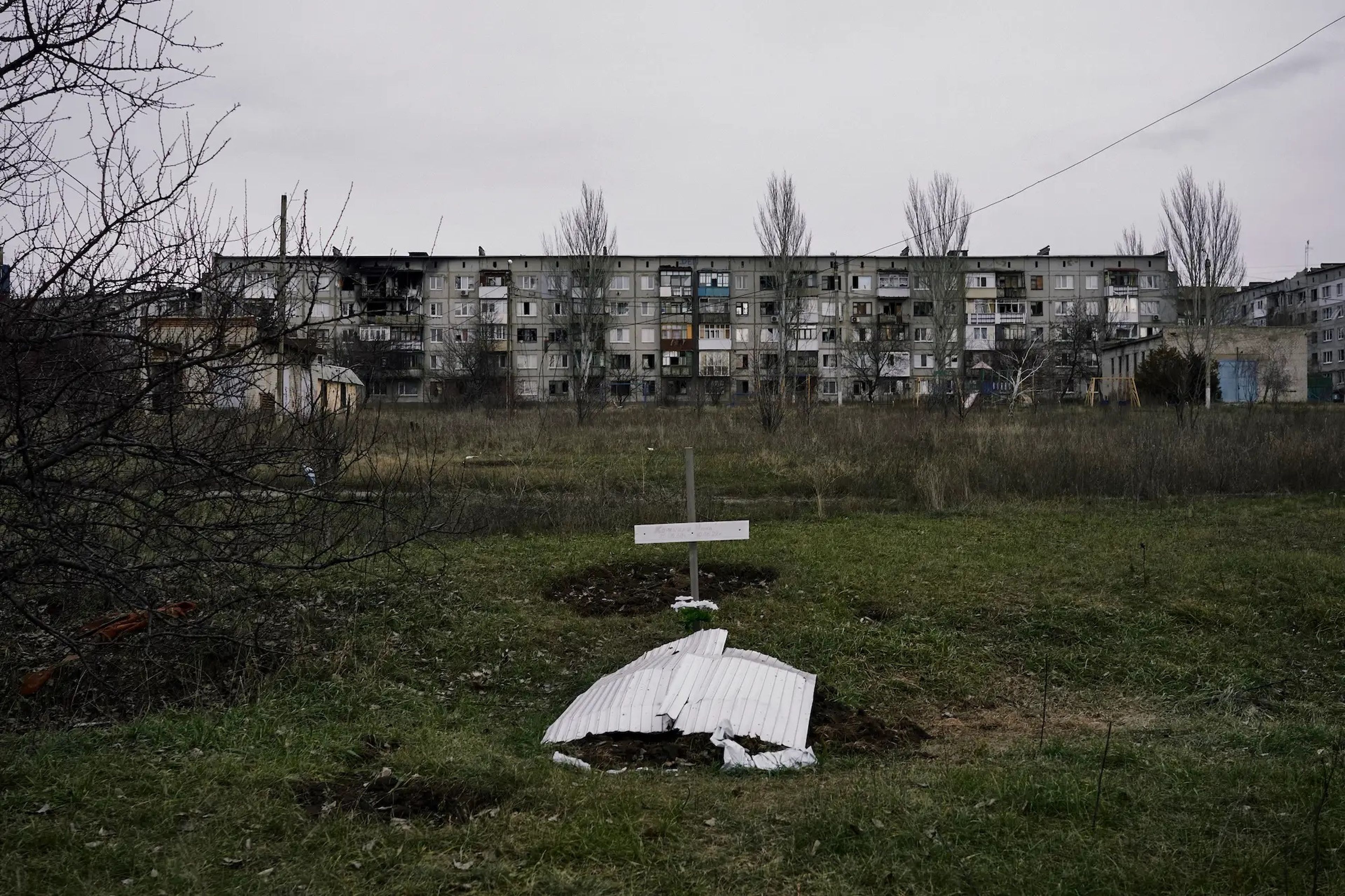 Tumbas recientemente excavadas de residentes que murieron durante los bombardeos en Soledar, región de Donetsk, Ucrania, en diciembre de 2022.
