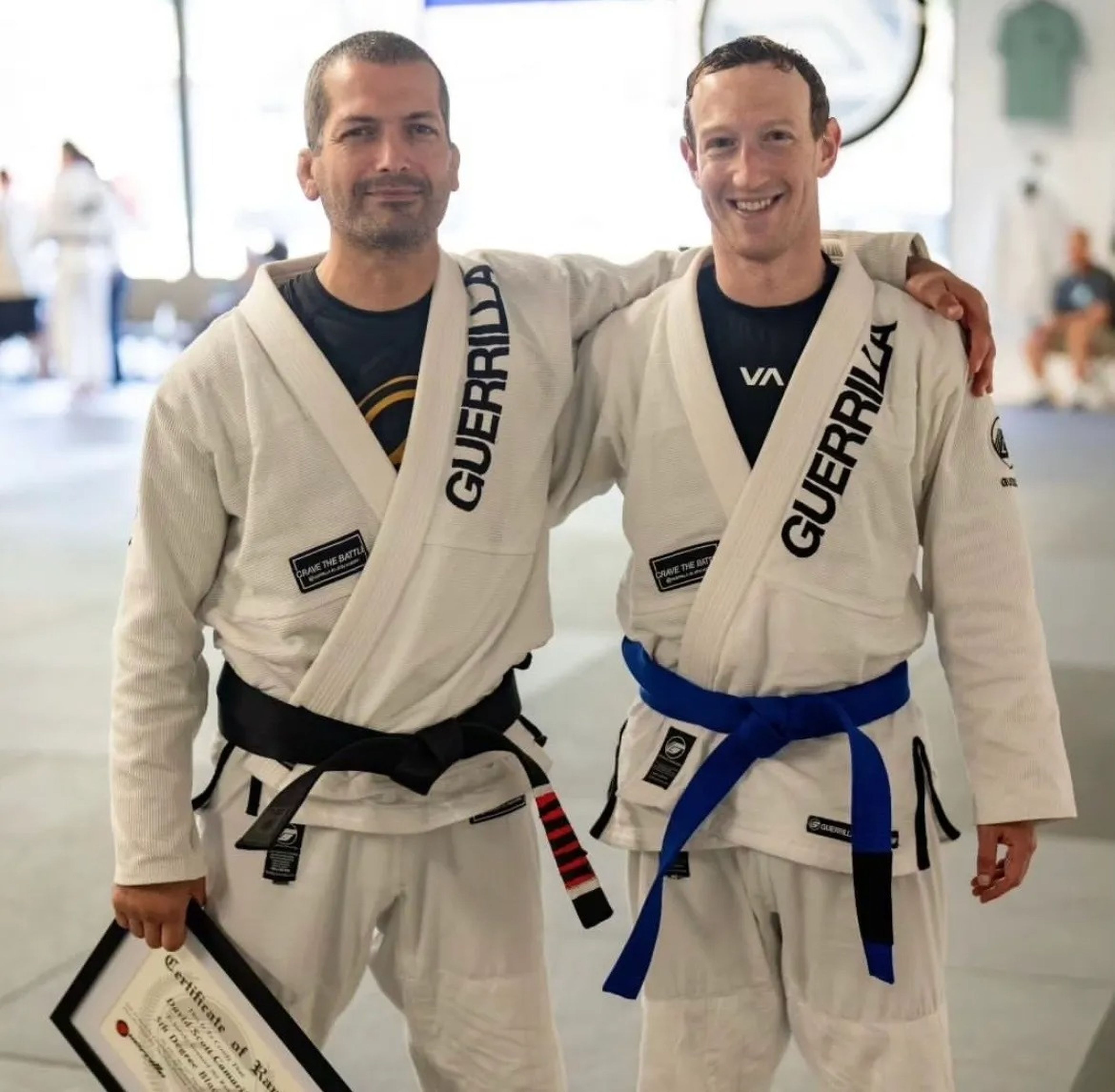 Mark Zuckerberg y Dave Camarillo posan con sus trajes de jiu-jitsu.