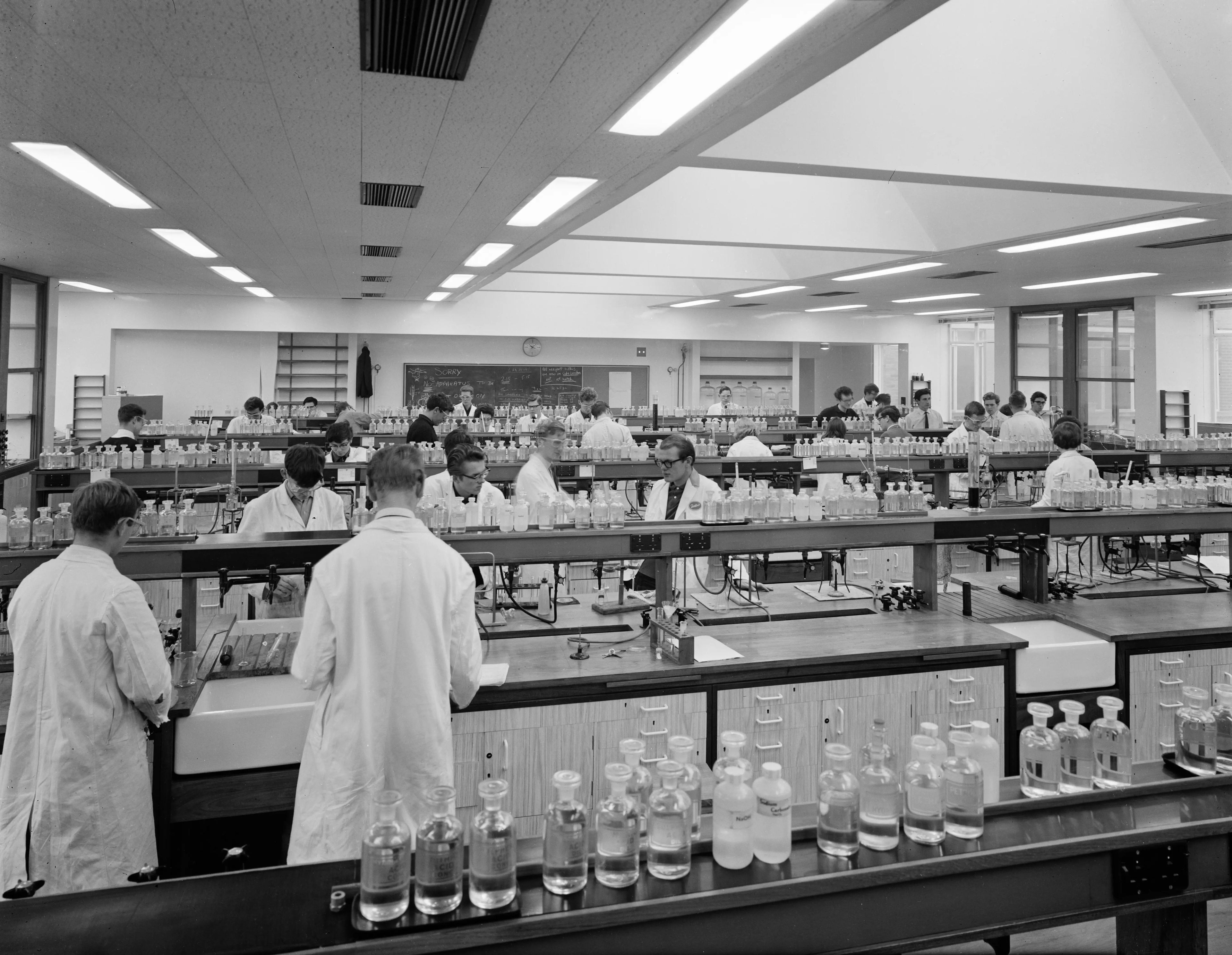 Científicos trabajando en la Universidad de Duke, Estados Unidos, en 1964.