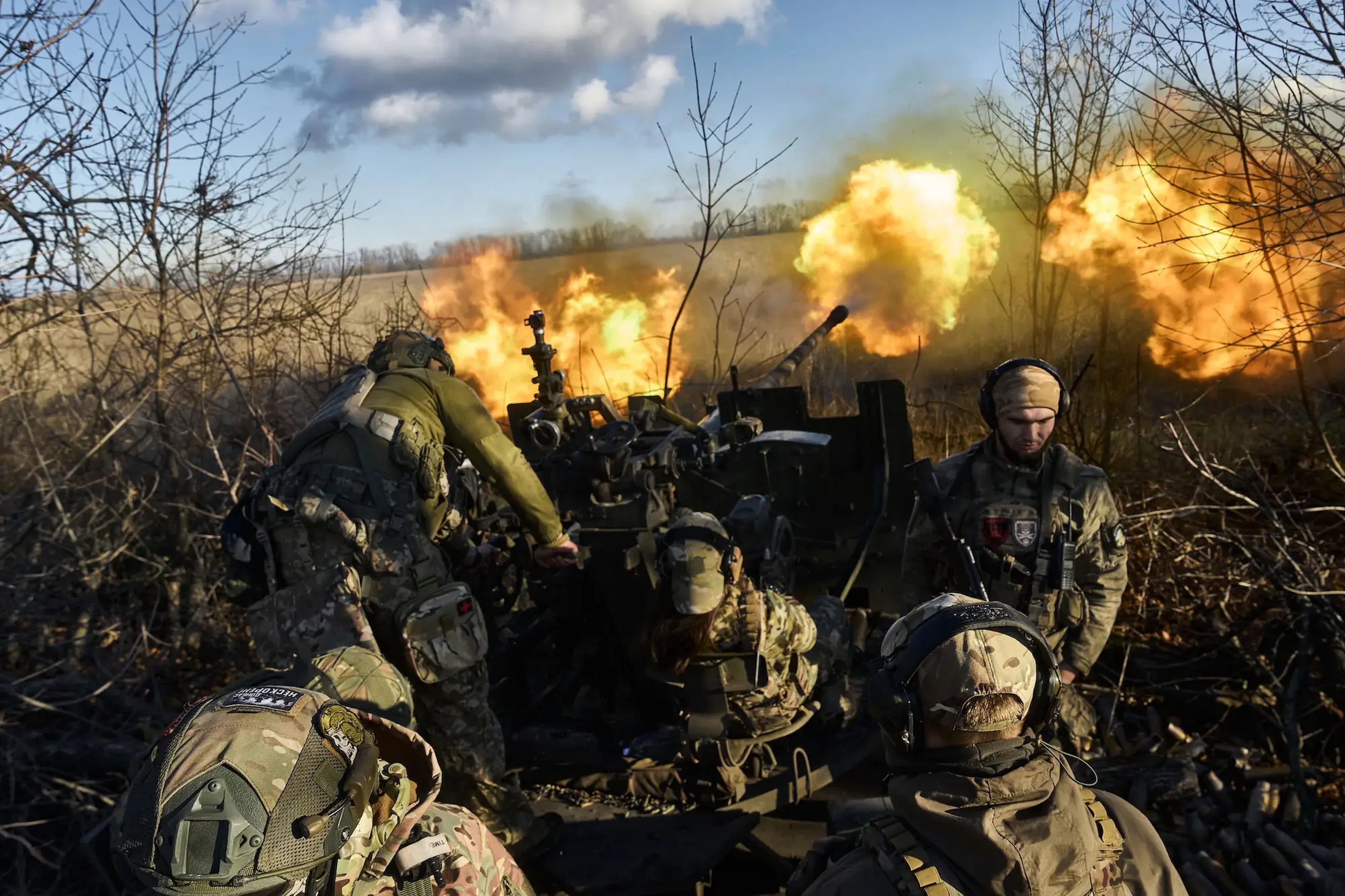 Miembros de la 56ª Brigada de Ucrania disparan un AZP S-60 cerca de Bajmut el 10 de noviembre de 2023.