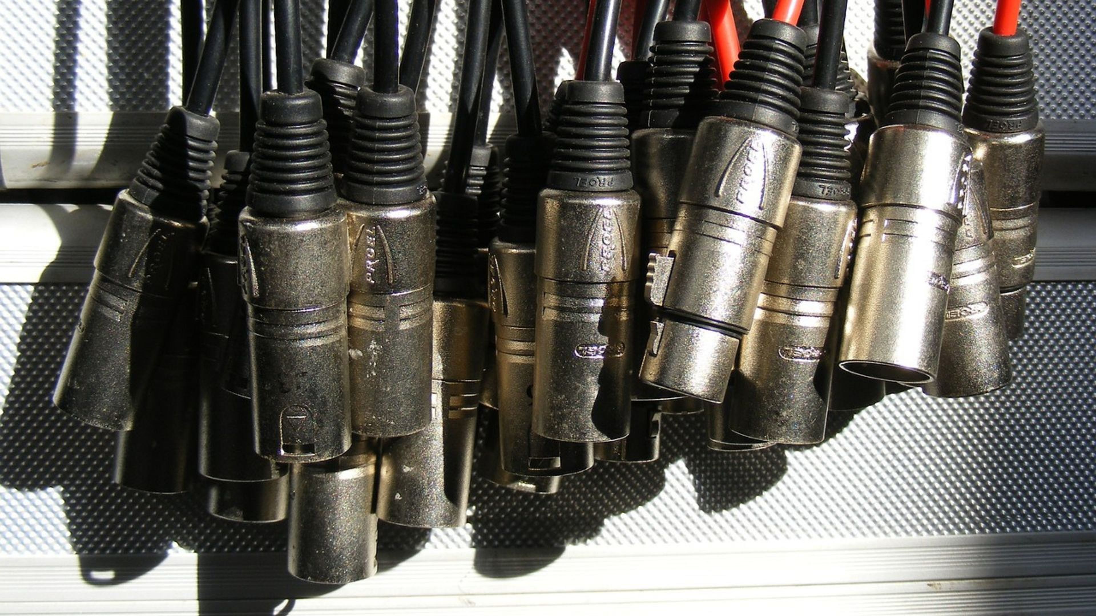 Un montón de cables de audio.