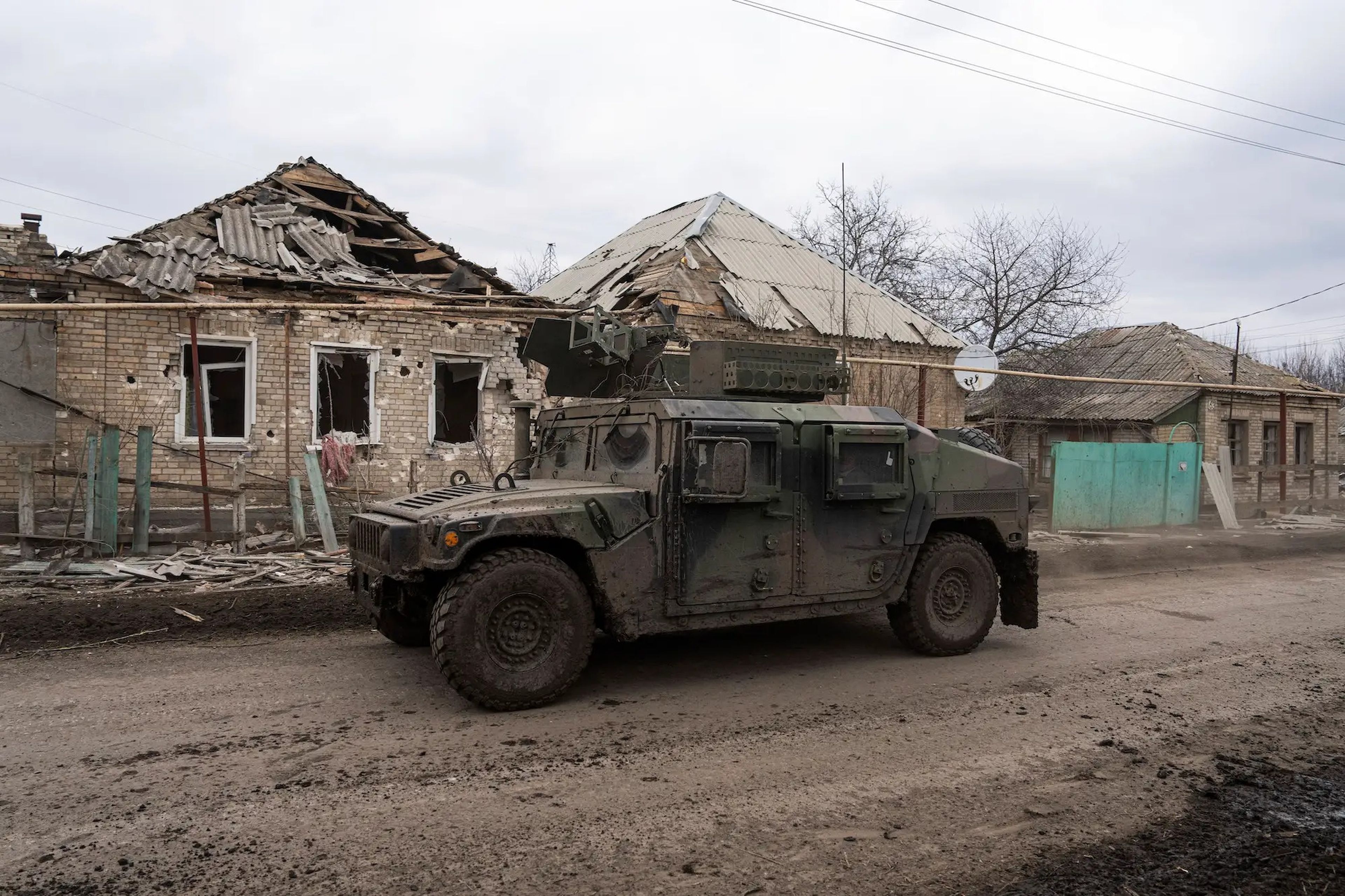 Una foto de archivo muestra un vehículo blindado ucraniano frente a una casa destruida por bombardeos rusos en Chasiv Yar en marzo de 2023. 