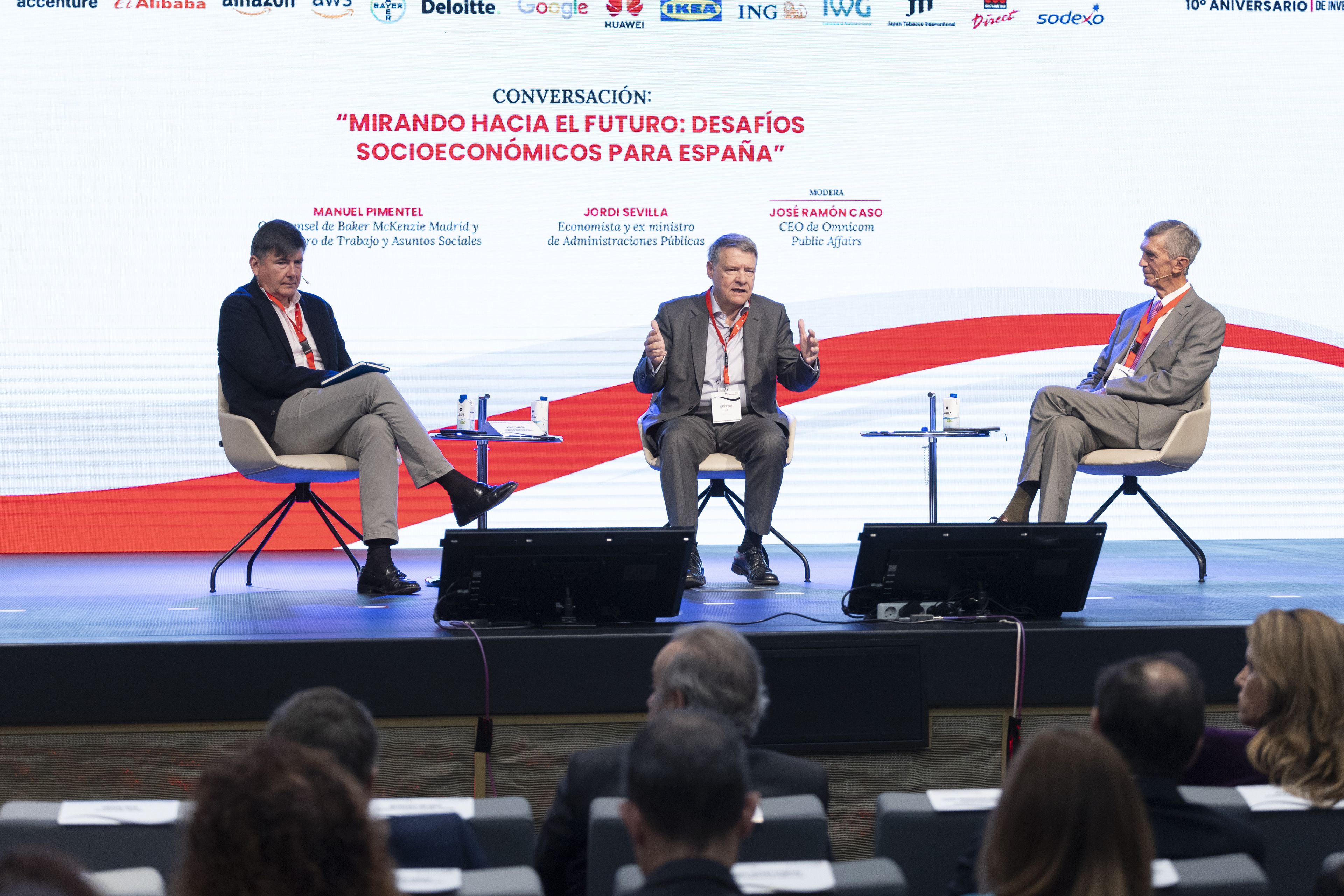 Manuel Pimentel, Of Counsel de Baker MacKenzie Madrid; Jordi Sevilla, economista; y José Ramón Caso, CEO de Omnicom Public Affairs. 