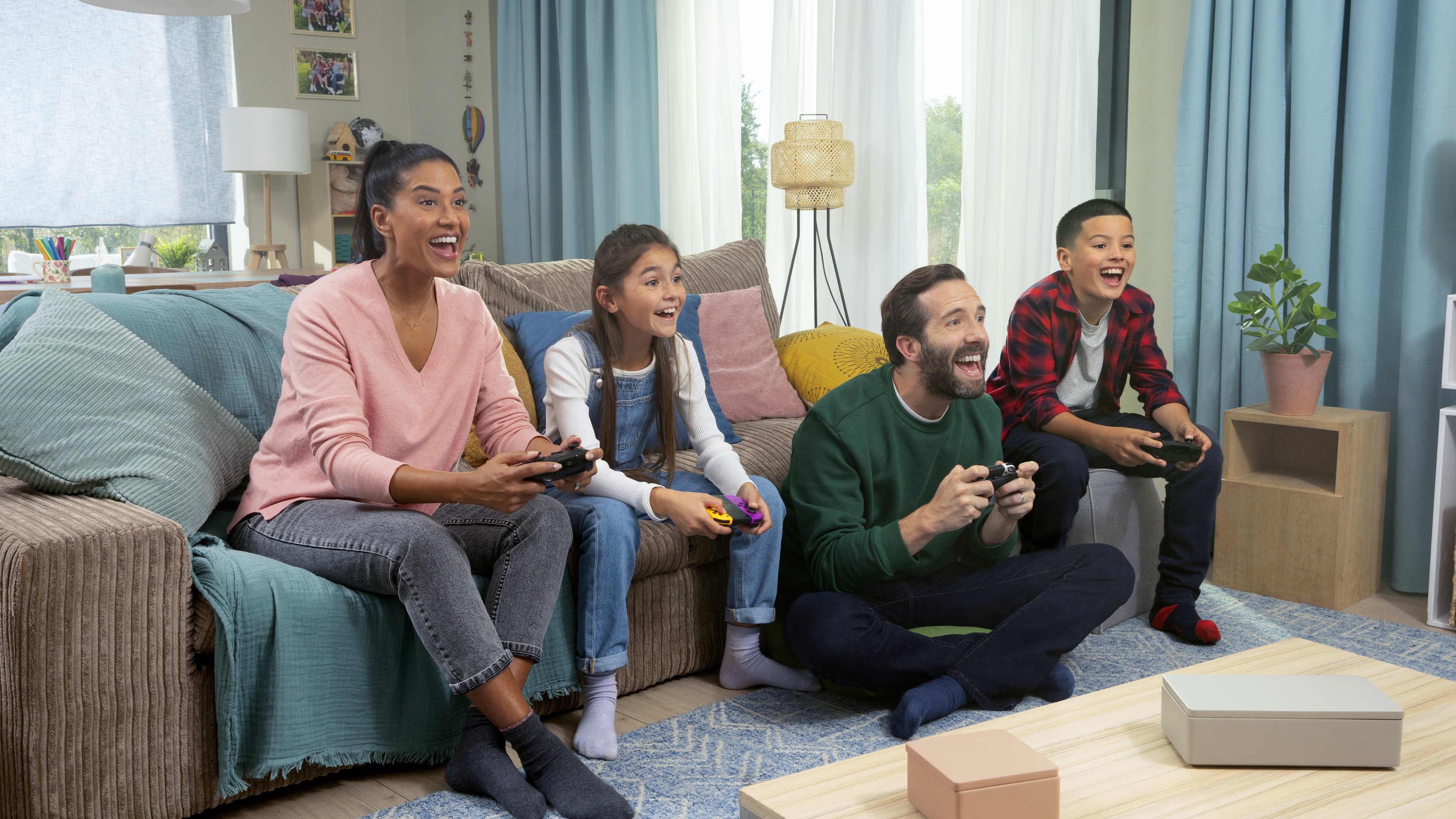 Una familia frente al televisor disfrutando de Nintendo Switch