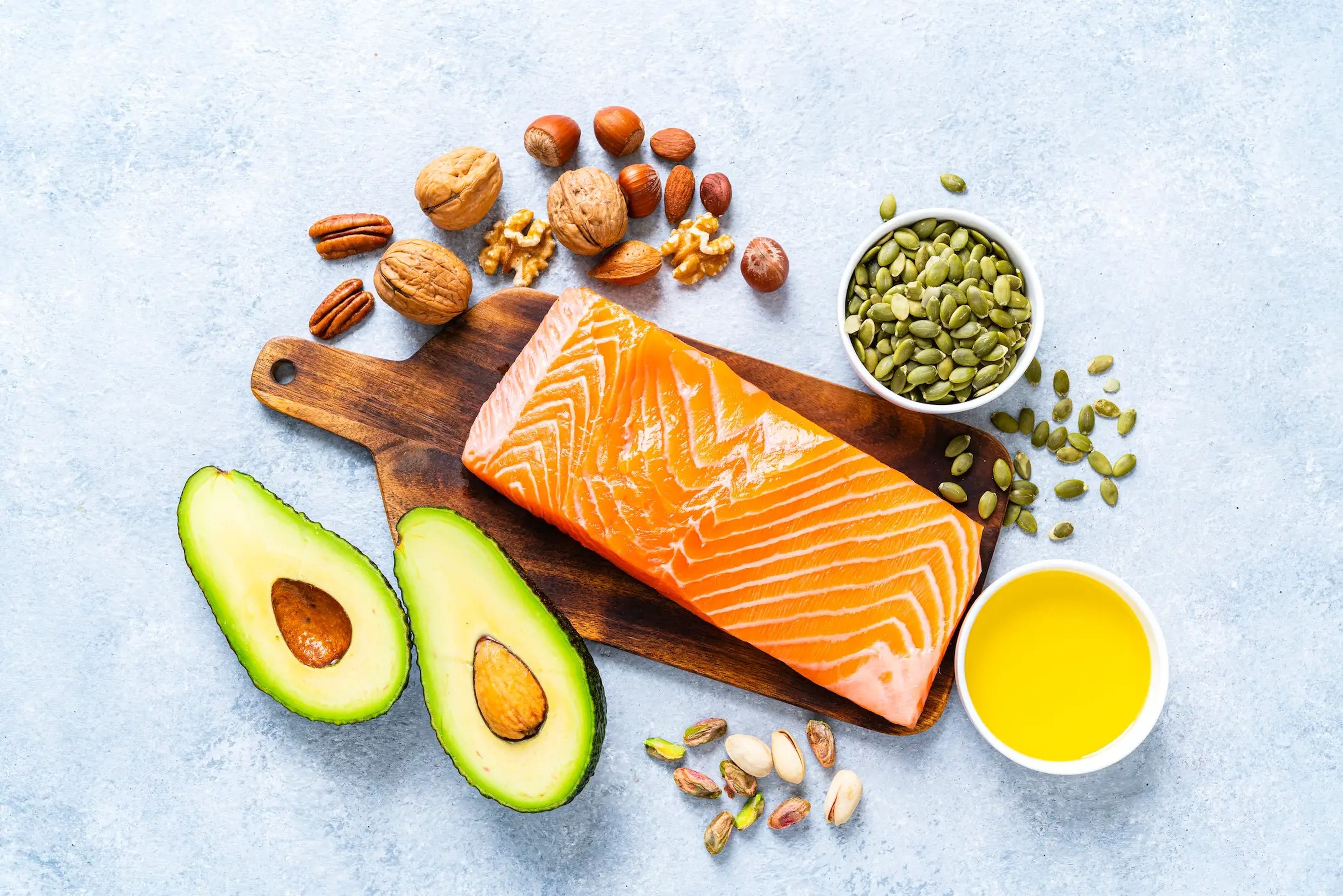 Salmón, aguacates y frutos secos son ricos en ácidos grasos omega 3. 